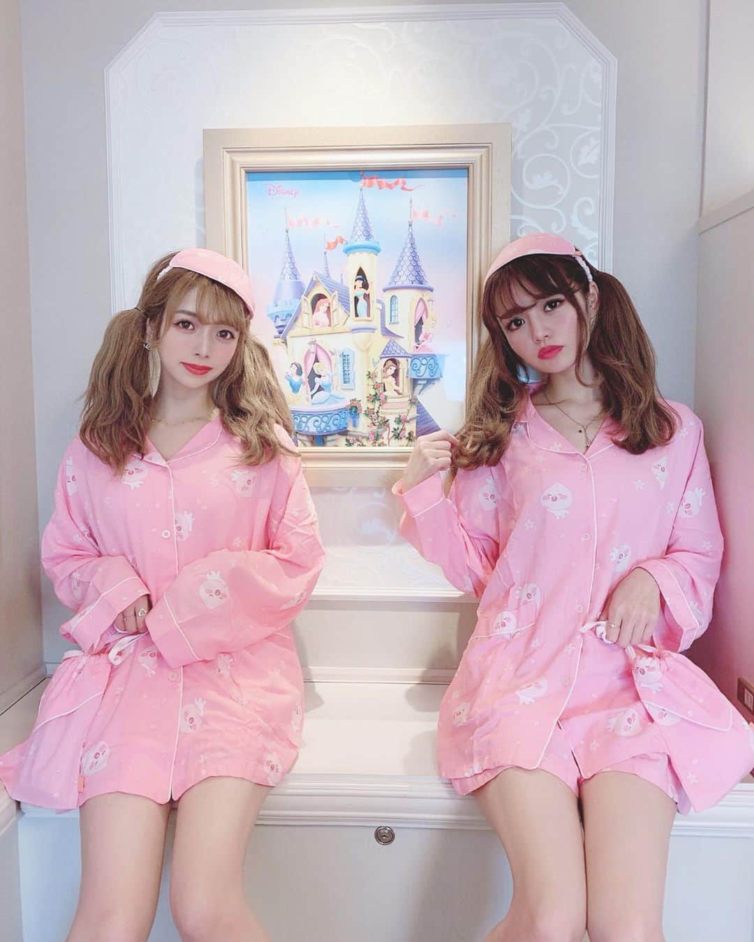 のインスタグラム：「🎄🎁🍰✨ . 東京ベイ舞浜ホテルファーストリゾートで いっちゃんとお泊まり会してきたの💓 . アピーチパジャマお揃い🍑 いっちゃんにもハマらせた🤣💕✨ . 明日の11/8から1日2室限定で 「PINK♡クリスマスルーム」がスタートするよ🎄💕 . 特典で持ち歩きできるcandyのヘアアイロンがもらえるのー🍭💫 . お部屋では高性能ヘアアイロン3種が自由に使えたよっ❤️ . ディズニーの帰りとかに行ってもゆったりできていいよね😌🎶💕 . 女子会にもかなりオススメー🥰🎄💕 . @maihamahotel_firstresort @kinujo.jp @kinujo_beauty . #東京ベイ舞浜ホテルファーストリゾート #pinkクリスマスルーム #絹女 #ヘアアイロン #kinujo #kinujobeauty #candy #パジャマパーティー #パジャマ #アピーチ #pink #クリスマス」