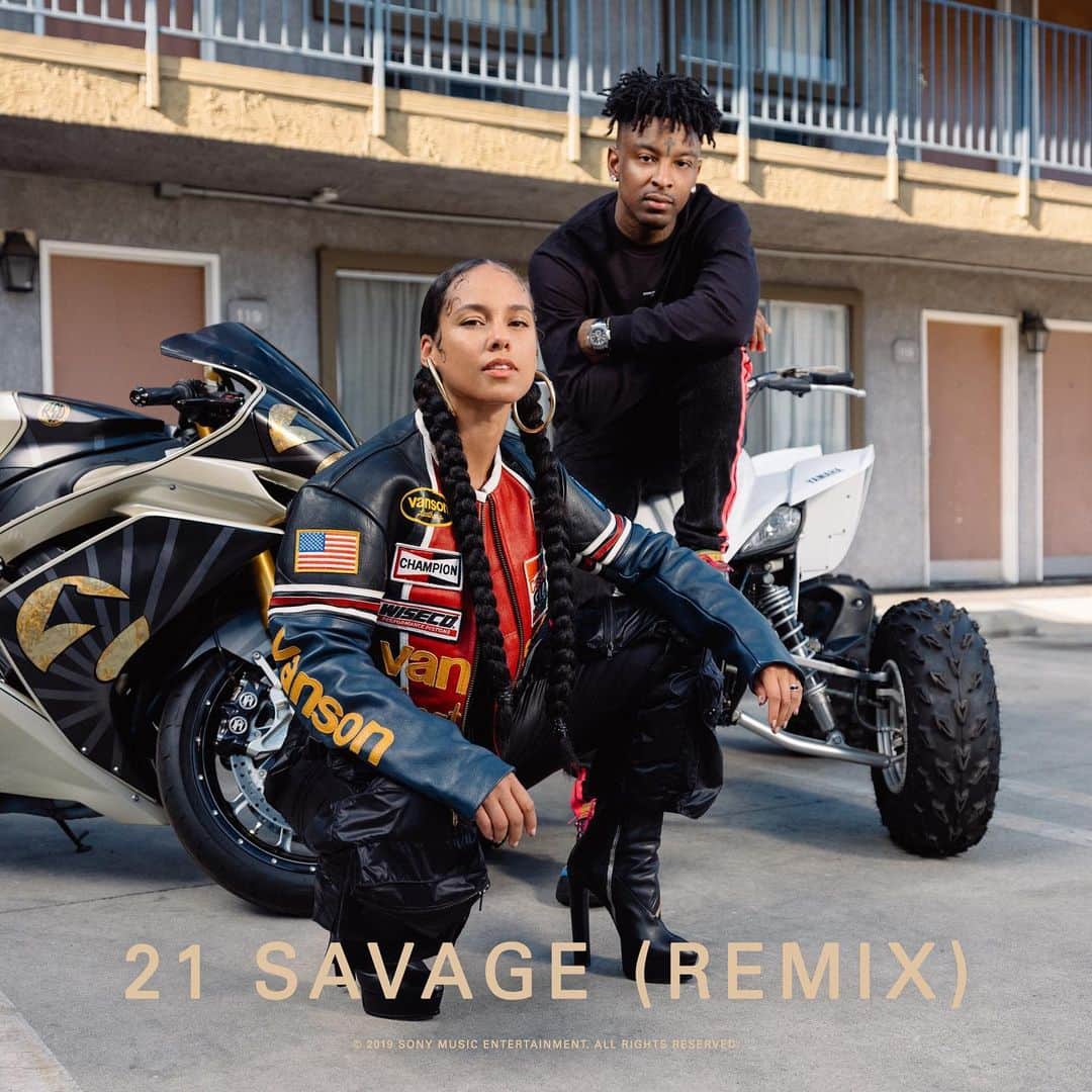 のインスタグラム：「credit: @aliciakeys... This @21Savage verse is 🔥🔥🔥🔥 I love this song!!!! Feel the zone!!! Song out now!!!💜💜💜#showmelove  https://aliciakeys.lnk.to/SMLRemixIn @jasonbolden  @aliciakeysstyle #vanson #vansonleathers #vansonstar #starjacket」
