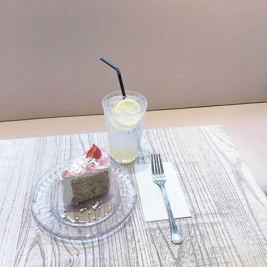 ローリエプレス編集部さんのインスタグラム写真 - (ローリエプレス編集部Instagram)「afternoon tea love&tableの#シフォンケーキ にきゅん♡﻿ ピンクの空間とふわふわスイーツに癒されて♡﻿ ﻿ ﻿ ✔︎ @afternoontea_loveandtable﻿ 大阪府大阪市北区梅田1, ルクア大阪5階, 3-1﻿ ﻿ ﻿ Thank you♡﻿ @yukiiine ﻿ @pinom___ ﻿ @__riona31  @yuriee__0909 ﻿ @__4orin ﻿ @st.7m_ ﻿ ﻿ ﻿ #laurierpress_大阪カフェ ﻿ ﻿ ﻿ ﻿ ﻿ ﻿ ﻿ ﻿ ﻿ #ローリエプレス #梅田カフェ#afternoontealoveandtable」11月7日 12時15分 - laurier_press