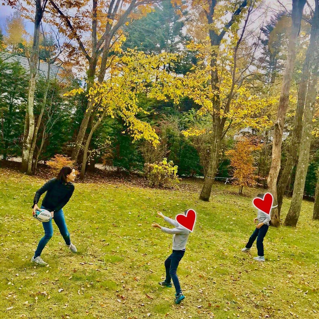 内田恭子さんのインスタグラム写真 - (内田恭子Instagram)「Never imagined myself throwing the rugby ball in my life😆 まさか自分がラグビーをするとは…！ #neverknowwhatisgoingtohappen #ボーイズはラグビーに夢中　#boysmom #beautifulday #秋晴れ　#内田恭子　#kyokouchida」11月7日 12時26分 - kyoko.uchida.official