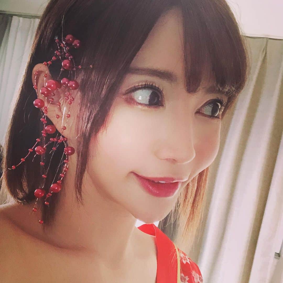 里美ゆりあのインスタグラム：「たまには髪飾り❤」