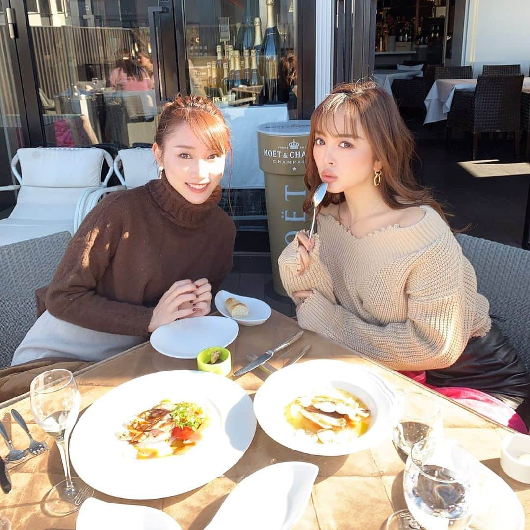 板橋瑠美さんのインスタグラム写真 - (板橋瑠美Instagram)「Lunch❣️﻿ ﻿ ﻿ Beauty YouTuberのかじえちゃんと﻿ ランチデート♡﻿ ﻿ ﻿ 高校時代ファンでめっちゃegg見ててくれたみたい✨﻿ ﻿ ﻿ とても嬉しいなぁ💓﻿ ﻿ ﻿ YouTube初心者なので、色々教えてね♡﻿ ﻿ しかし私もメイクが大好きだから、﻿ メイク用品の話ばっかりするのかと思ったけど、﻿ 結構ガチのgirls' talk💋www﻿ ﻿ ﻿ あっという間に時間が過ぎちゃったー！﻿ ﻿ 美味しいランチは　大好きなカシータで♡﻿ ﻿ 気持ちいいテラスで幸せタイムでした✨﻿ ﻿ ﻿ ﻿ かじえりちゃんにお土産の口紅もらっちゃったー💄﻿ またおいおいアップします^ ^﻿ ﻿ ﻿ YouTubeコラボしたら絶対楽しそうなので﻿ 色々企画してみようと思います！﻿ 乞うご期待！💓」11月7日 12時32分 - rumi_official_0616