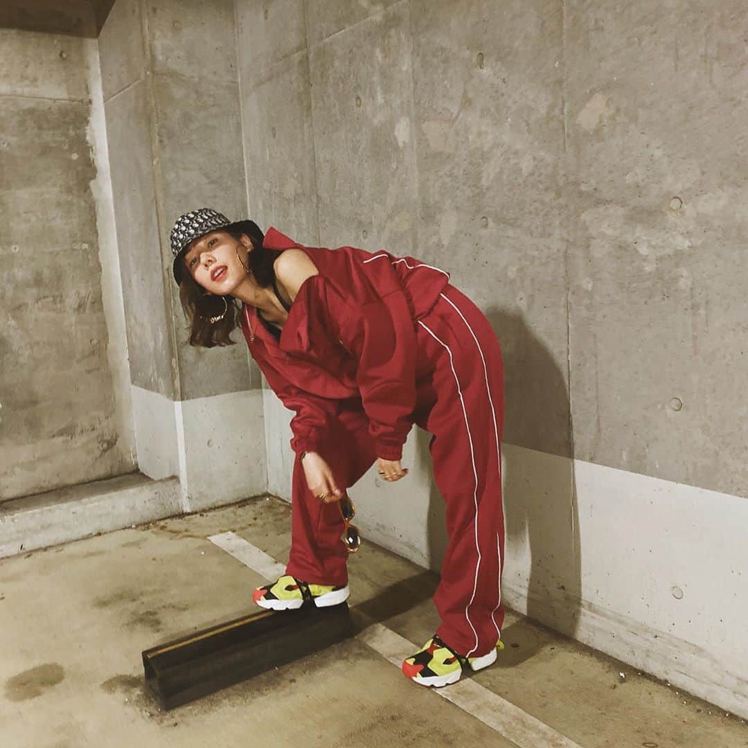 仲里依紗のインスタグラム：「30歳になっても ジャージにスニーカーで お出掛けしちゃうんだから👯‍♀️笑  @__momonana__  ありがとう❣️❣️❣️ . @viavanda_official . . スニーカー👟❤️❤️ @reebokjp .」