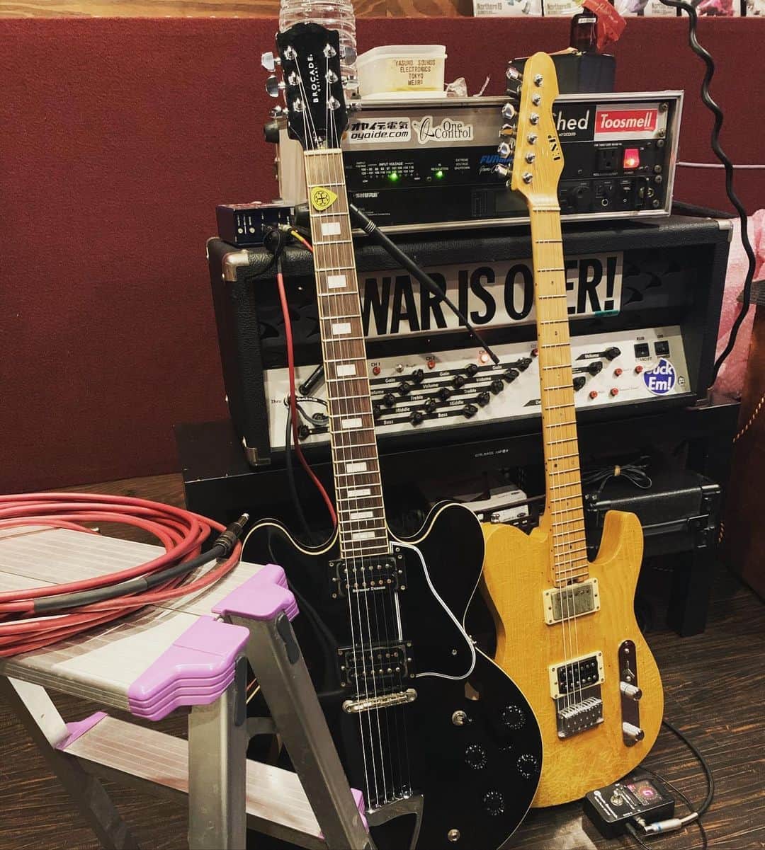 安野勇太のインスタグラム：「レコーディング3日目。DAY3。今日はこの脚立に座ってベーシックを録っていくのである。そして吾輩はりんごのデニッシュを食すのであった。さぁ！ #HAWAIIAN6 #HW6_TBIR」