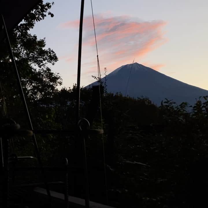 phantastic420のインスタグラム：「. 🤩🤩“Shizuoka” prefecture in Japan is a place where you can see the most “phantastic” Mt. Fuji🗻 in the world.🤩 #富士山 #mtfuji #japan #shizuoka #fujinomiya  #phantastic420photography #mostphantasticmtfuji #selamatpagi  #goodmorning  #おはようございます 😇😇😇😇😇😇😇🗻😇😇 ぴーかんからまさかの朝焼けでパン○チで庭に飛び出し撮影🤣そんなことが許される我が家です🤣」