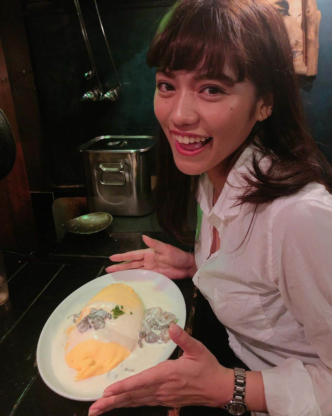 加納永美子さんのインスタグラム写真 - (加納永美子Instagram)「＿＿＿＿＿＿＿＿＿＿＿＿＿＿＿ ケチャップにするかクリームソースにするか、めちゃくちゃ悩みました。 まさかチーズinまでしてくれるなんて思ってもみなかったですね。 ほんま美味しかった。 夜のBARに対してどれくらい強い思いがあるのかっていうところも見てみたいです。 . ちょっと前に下書きしてた #友永構文 🌹ほとぼり冷める前に投稿しとこ(笑) . . . #長屋オムライス  #kozmic長屋バー #オムライス #福島ランチ #福島グルメ #福島バー #バチェラー3 #バチェラージャパン」11月7日 12時52分 - emiko_s2