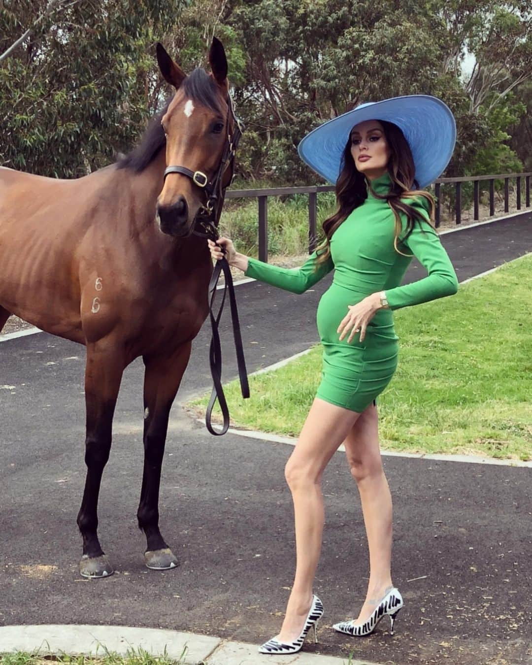 ニコール・トルンフィオのインスタグラム：「My baby bump and I, loved working with you BEAUTY BOLT (my tip horse for the race today) 😍😍😍 @flemingtonvrc @kennedyauofficial 💗 To be clear, I do not support or condone animal cruelty of any kind. It’s an honor to work with the VRC, who support the welfare of racehorses before, during, and after racing. They have donated 1 million dollars and 10% of this years ticket sales to the VRC Equine Well-being fund. I am grateful when issues of any kind are bought to light, we can work together as a community to find a solution to every problem, every industry has to evolve. There is nothing more beautiful and majestic than these creatures. I love to watch the bond, love and respect the owners and jockeys have for their horses. Let the best race in the world @flemingtonvrc go on! It brings our communities together, creates jobs and builds bonds! Xox NT」