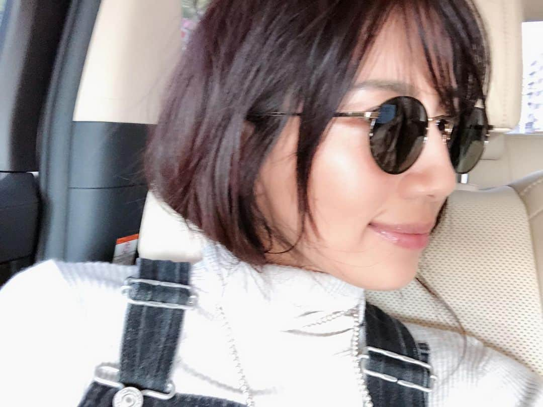 東原亜希さんのインスタグラム写真 - (東原亜希Instagram)「髪切りたい。。けどタートルに入れて切った気分を味わうだけ😂」11月7日 12時56分 - akihigashihara