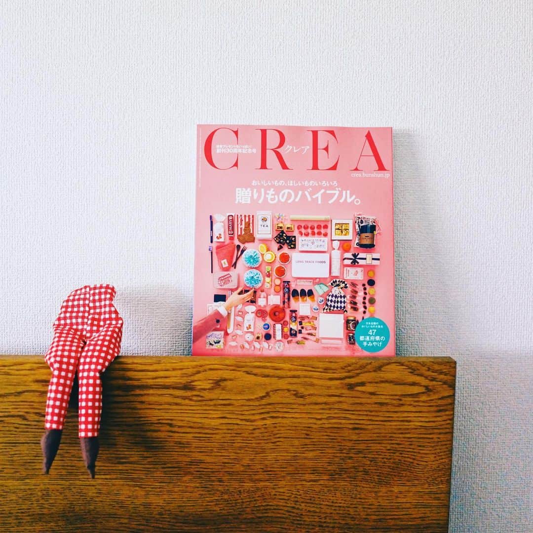のインスタグラム：「わお、今年はピンク！  CREA 創刊30周年記念号 毎年恒例の『贈りものバイブル』 2年ぶりに参加させていただきました。 . ☑ 菊池亜希子ちゃんとプレゼント交換したり、 ☑ 東京駅ナカで帰省手みやげを探したり、 ☑ 連載コラムは、ギフトの失敗についての四方山話。 ところどころ出没してます。  #おもむろにおしらせ #crea_magazine #贈りものバイブル #プレゼント交換にハロヲタ要素はあるのか否か #東京駅ナカを何度か歩いて探しました #naohigaさんのイラストと初のコラボうれし」
