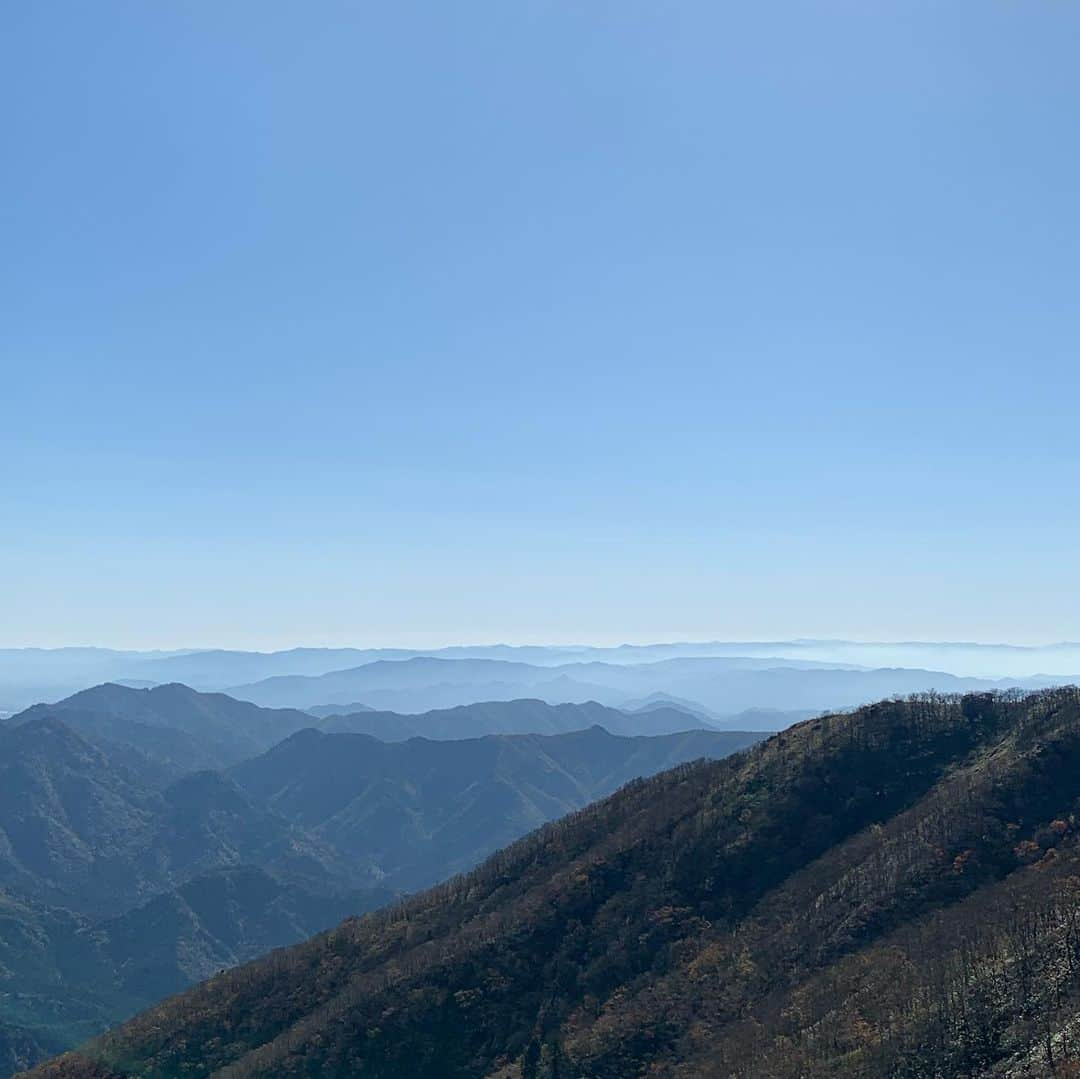 平田良介さんのインスタグラム写真 - (平田良介Instagram)「#中日ドラゴンズ #平田良介 #登山 #雨乞岳 #鍋島トレーナー #やまっぷ #ポリッピーチョコ  昨日は雨乞岳を目指して登山したぜ！ 2日連続の登山は途中心が折れそうになったけど一緒に登るメンツにも恵まれて頑張れた^_^  登山初心者の3人で登って途中道に迷った時もあったけどヤマップのおかげで無事に山頂までいって帰ってこれたよ^ ^ もし登山に行きたい！！って思ったかたはアプリのヤマップをとることをオススメします^_^  2日間とも天候に恵まれて最高の風景を見る事ができました(^ ^) 成果としては2日間の登山で2.8kg体重が落ちてて驚いた^ ^  体もおしりと足回りが太くなったかなと思います^ ^  今日はしっかり休んで明日からまた来年に向けて頑張ります^ ^  12月15日のパーティーもみんなきてね^ ^  最後の写真、ポリッピーチョコって初めて食べたけど美味しかった^_^」11月7日 13時03分 - ryosuke_hirata_official