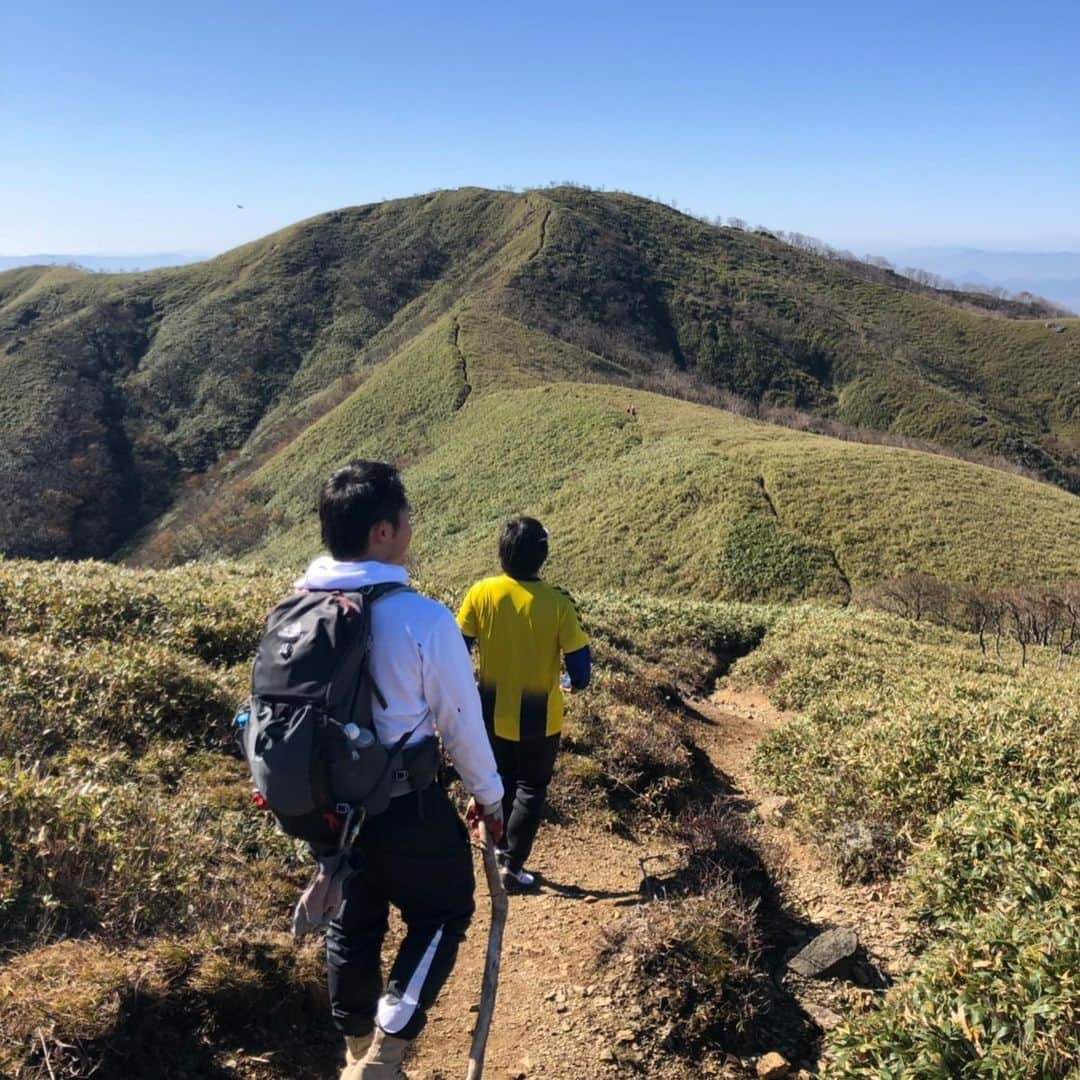 平田良介さんのインスタグラム写真 - (平田良介Instagram)「#中日ドラゴンズ #平田良介 #登山 #雨乞岳 #鍋島トレーナー #やまっぷ #ポリッピーチョコ  昨日は雨乞岳を目指して登山したぜ！ 2日連続の登山は途中心が折れそうになったけど一緒に登るメンツにも恵まれて頑張れた^_^  登山初心者の3人で登って途中道に迷った時もあったけどヤマップのおかげで無事に山頂までいって帰ってこれたよ^ ^ もし登山に行きたい！！って思ったかたはアプリのヤマップをとることをオススメします^_^  2日間とも天候に恵まれて最高の風景を見る事ができました(^ ^) 成果としては2日間の登山で2.8kg体重が落ちてて驚いた^ ^  体もおしりと足回りが太くなったかなと思います^ ^  今日はしっかり休んで明日からまた来年に向けて頑張ります^ ^  12月15日のパーティーもみんなきてね^ ^  最後の写真、ポリッピーチョコって初めて食べたけど美味しかった^_^」11月7日 13時03分 - ryosuke_hirata_official