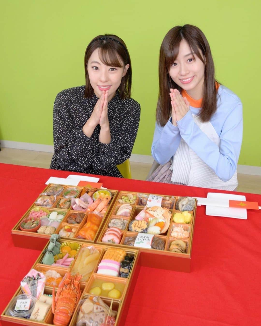 内木志のインスタグラム：「お節や北海道の海産物専門店・スイーツの森と海のマルシェさんの企画で試食会取材企画を行って頂きました✨ 豪華なお節料理🇯🇵 少し早めに頂きました😋 こんな豪華なお節料理で年明けたいですね〜🦞🦀 #お節 #お正月」