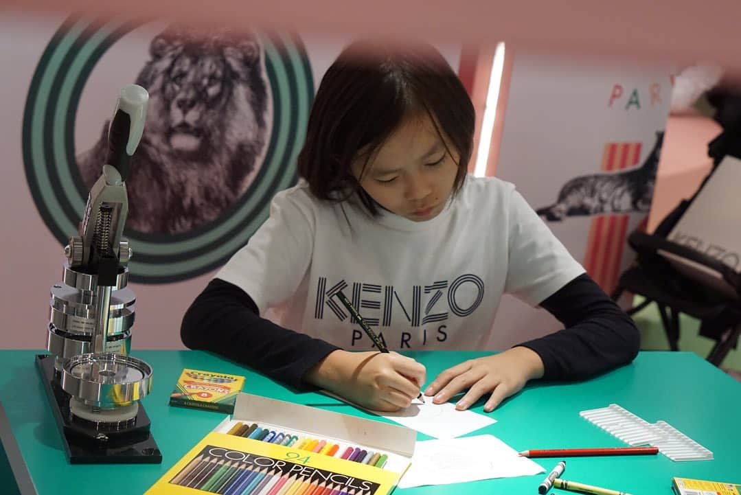 高井直子さんのインスタグラム写真 - (高井直子Instagram)「🎈 • @kenzo  Hankyu umedaの Kidsが楽しめるPOP UPが🎈 絵を描くのが得意な息子は ささっと描いた なかなか複雑な龍を 缶バッチに🧸 • 11/6-12までだよ。 • #KENZO #KENZOKids #KENZOFW19 #KENZOFAMILYPARK @kenzo」11月7日 13時11分 - naokotakai