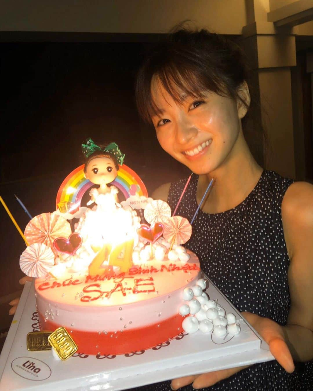 岡崎紗絵さんのインスタグラム写真 - (岡崎紗絵Instagram)「ベトナムで誕生日を祝って頂きました😆！ いやーー嬉しい！お人形までついてて可愛い！！ 美味しく頂きました🌹  #誕生日　#サプライズケーキ　#嬉しい　#お人形ケーキ　#初めて　#感謝です　#最高に楽しい方々と　#最高に楽しい時間　#幸せでした」11月7日 13時26分 - sae_okazaki