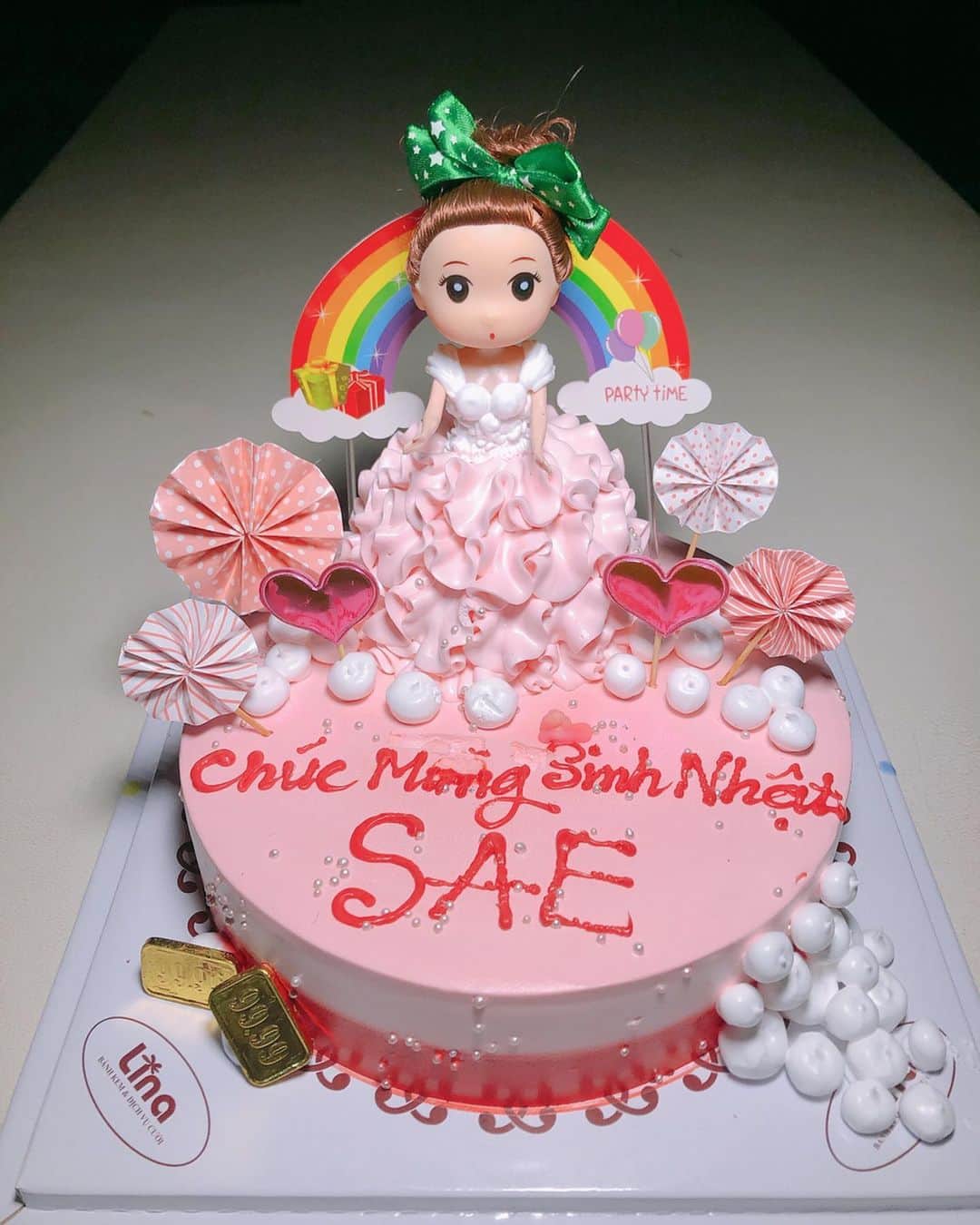 岡崎紗絵さんのインスタグラム写真 - (岡崎紗絵Instagram)「ベトナムで誕生日を祝って頂きました😆！ いやーー嬉しい！お人形までついてて可愛い！！ 美味しく頂きました🌹  #誕生日　#サプライズケーキ　#嬉しい　#お人形ケーキ　#初めて　#感謝です　#最高に楽しい方々と　#最高に楽しい時間　#幸せでした」11月7日 13時26分 - sae_okazaki