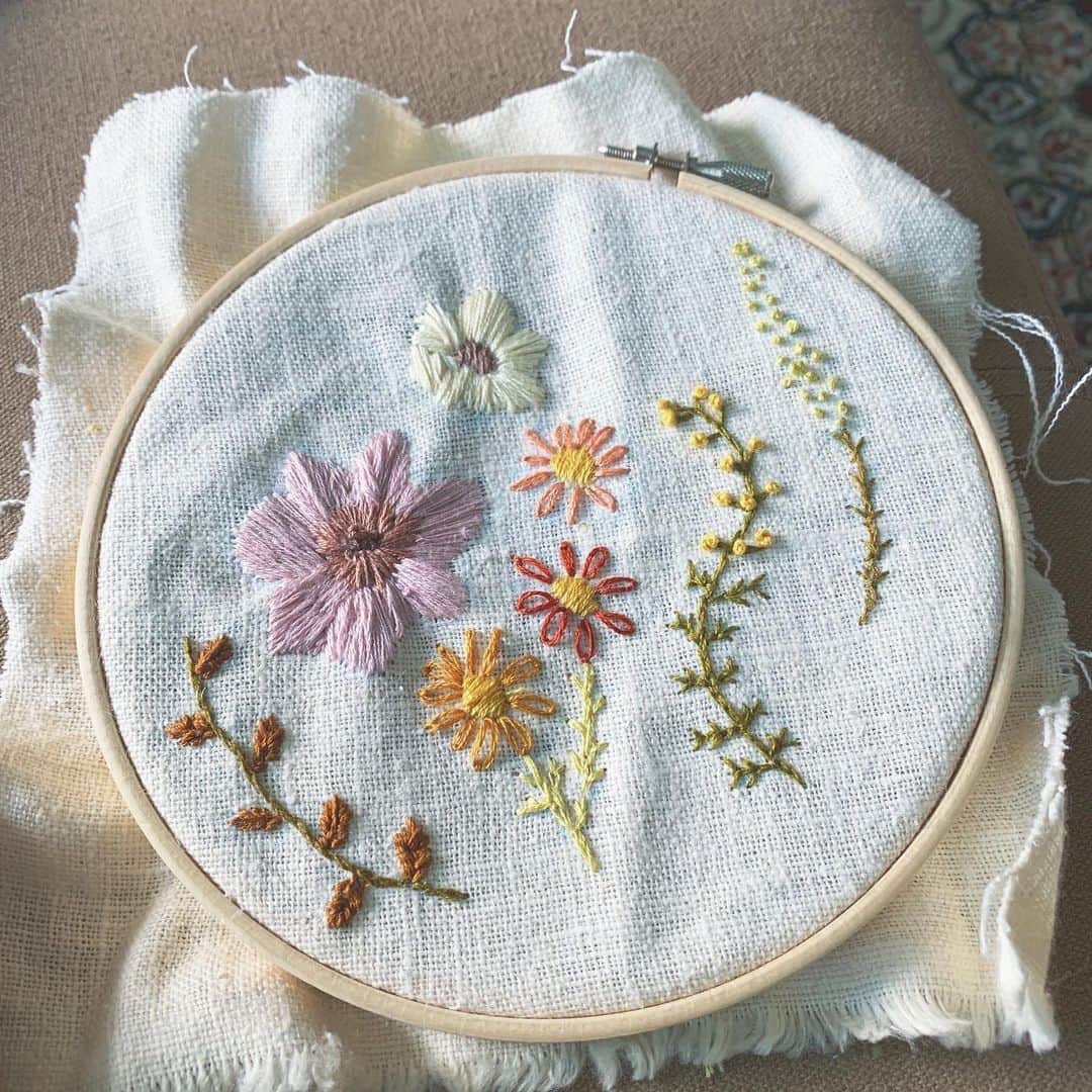 わちみなみのインスタグラム：「最近ハマってる刺繍。。👼🏻﻿ 練習しようと思って刺してた布切れを﻿ 卒業しようかしら。﻿ ﻿ 何に縫うのが良いか☺️﻿ 無印のトートが縫いやすいって聞いたな🌷🌷﻿ ﻿ 縫いたいけど﻿ 縫い付けるものを何にするかという🤔🤔🤔﻿ ﻿ #刺しみなみ﻿ #わち刺繍﻿ #刺繍﻿ #手芸﻿ ﻿ タグが微妙笑﻿ 何がいいか🤔🤔」