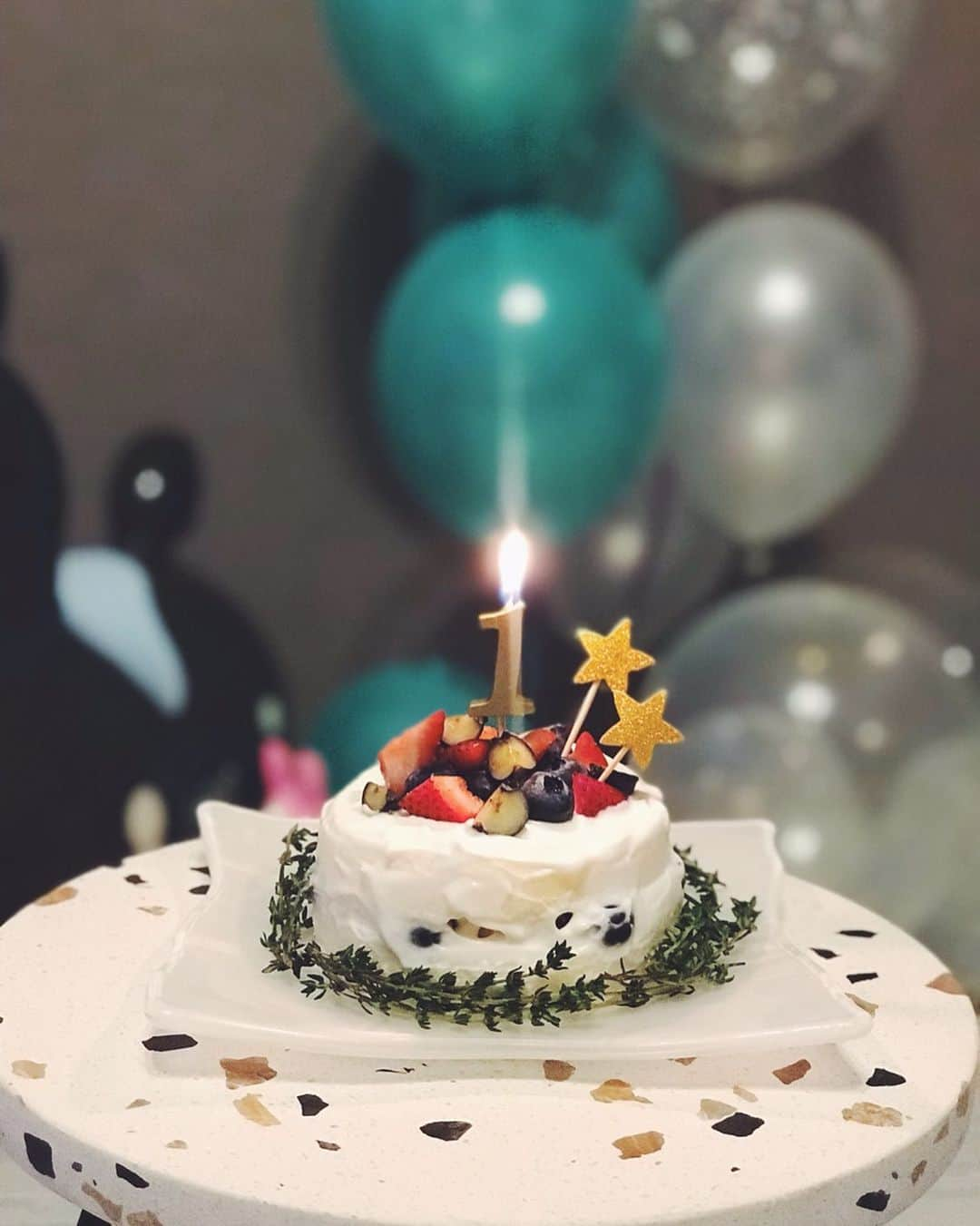 佐倉真衣さんのインスタグラム写真 - (佐倉真衣Instagram)「この前の連休に息子の1歳のお誕生日会をしました👦🏻 あっという間のような、やっとのような。。 あれこれ振り返っちゃうと気持ちが溢れすぎてここに書ききれないので心に留めておくことにして。 . なにより1年間大きな怪我や病気もせず、 （むしろ熱すら出さずに） いっぱい寝ていっぱい食べていっぱい笑って泣いて、 それだけで最高の毎日でした✨✨✨ . 支えてくれた家族や友達、 可愛がってくれた方々、 インスタで沢山優しさをくれた方々、 あの日電車で席を譲ってくれたおばさま、 エレベーターでドアを支えてくれたお兄さん、 段差で一緒にベビーカーを持ち上げてくれたサラリーマンの方、 スタバでぐずった息子をあやしてくれた外国人の方。 もう本当に色々な方のおかげでここまでやってこれました。 もどかしさや不便な事よりも私は人の温かさを感じることの方が多い1年だったな。 感謝の気持ちでいっぱいです😌 . 心に留めておくとか言っといて長くなっちゃったけど、とにかく息子よおめでとう❤️ . #happy1stbirthday #myson #boy #birthdaycake #1stbirthday #1歳 #1歳バースデー  #これはネイキッドケーキのつもり」11月7日 13時34分 - maitanaka20