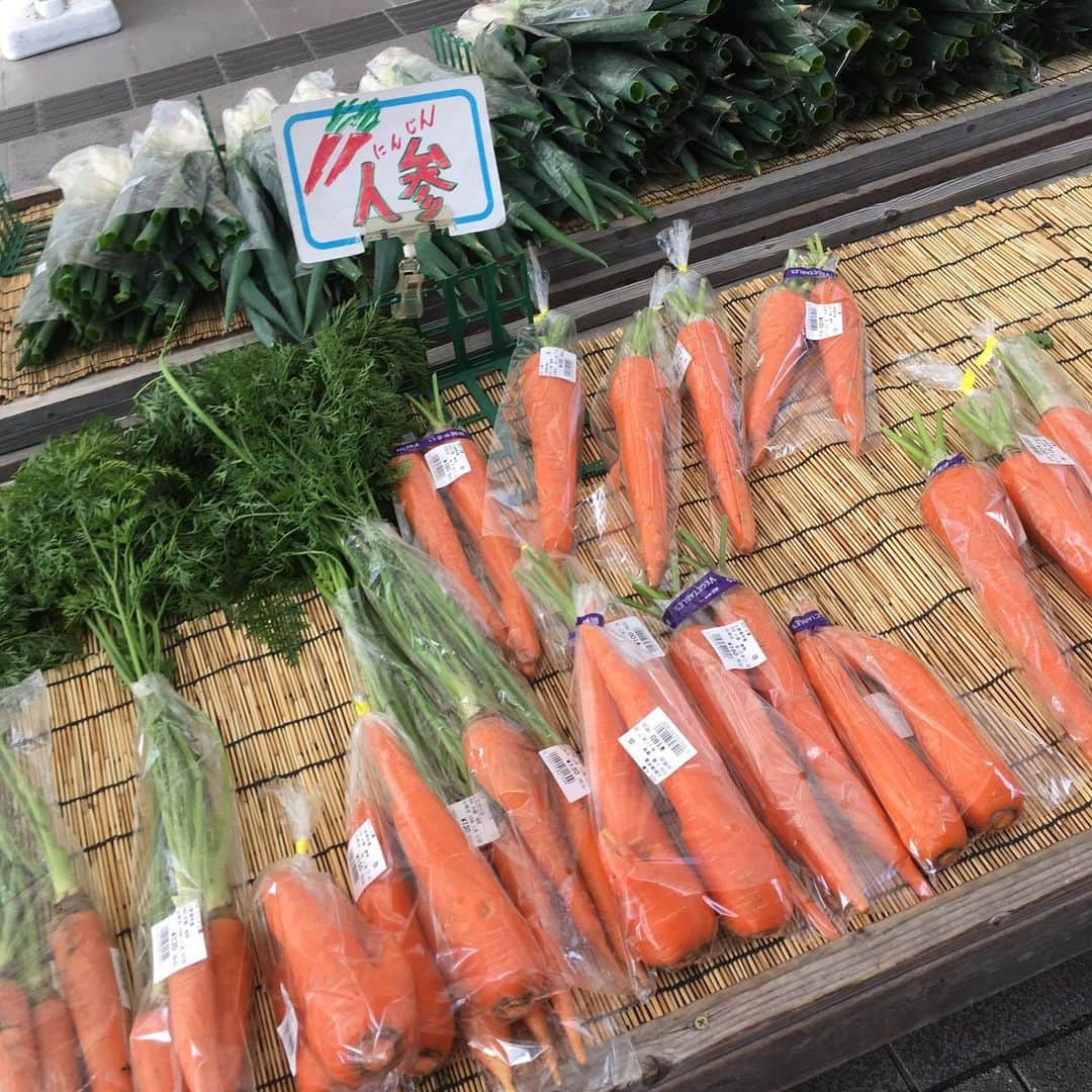 大湯みほさんのインスタグラム写真 - (大湯みほInstagram)「……… その土地の、地元の食材や新鮮なお野菜が並ぶ✨マルシェ✨物産センター✨巡りも、旅の楽しみの１つです‼︎ ・ 今回も、お目当ての✨ぬか漬け✨にするお野菜もGET👍出来たので、帰って早速漬けるのとっても楽しみです🥕🥬🍠🥒🍄🎃✨❗️ ・ #ぬか漬け #地産地消 #マルシェ #食 #発酵 #糠漬け #ぬか漬けマイスター #大湯みほ」11月7日 13時37分 - nukazukemiho0320