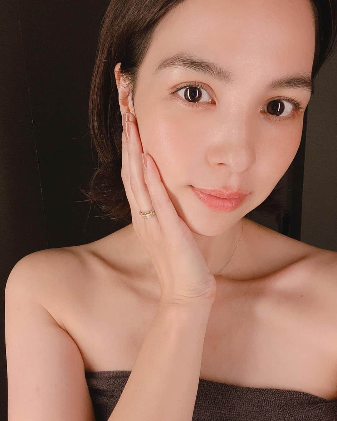 鈴木サチさんのインスタグラム写真 - (鈴木サチInstagram)「お肌がキレイ✨✨ と、最近メイクさんに言われるのがめちゃくちゃ嬉しい😊😊 エステに行く時間がないからって絶対に諦めない！ ママだってキレイでいたいもんね。 家で出来る限りをしてます！ 時短美容法とかまたちょこちょこアップしていきますね😊👍 (ストーリーズでもアップしてます✨) #mama #mother #mother #model #kids #baby #ママモデル #3児ママ #tokyo #japan」11月7日 13時37分 - sachi_suzuki