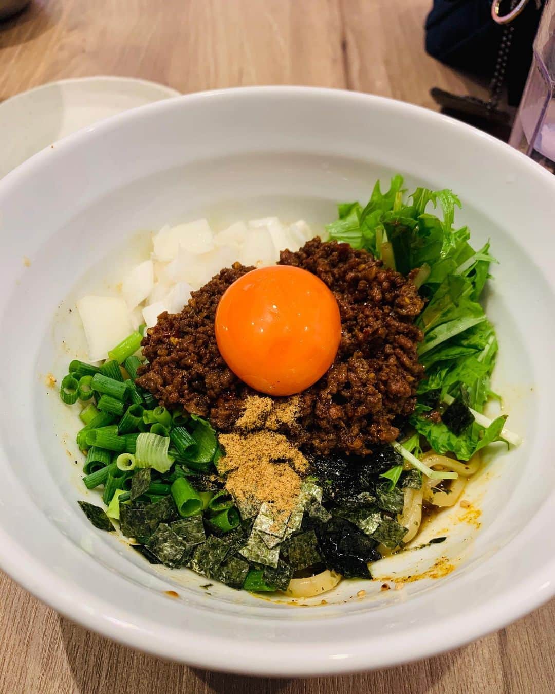 まぜそば・らーめん 覇丸堂のインスタグラム：「今日の賄いは ｢カレー台湾まぜそば｣！！ ここ最近台湾まぜそばにハマりすぎてる🤣 めちゃうま🤪  #覇丸堂#濃厚#まぜそば#追いめし#油そば #豚骨らーめん#とんこつラーメン #はまぐりラーメン#塩ラーメン #台湾まぜそば#塩まぜそば #唐揚げ食べ放題#からあげ#唐揚げ#近畿大学#近大 #食べ放題#腹パン#東大阪 #麺スタグラム #飯テロ#食テロ」