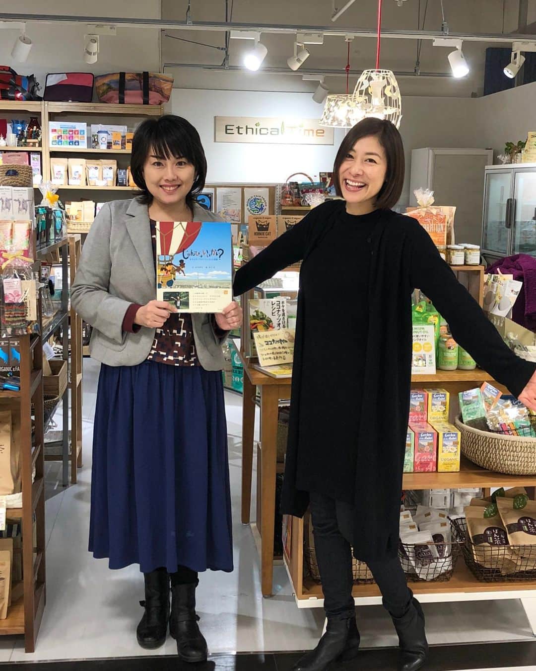 末吉里花さんのインスタグラム写真 - (末吉里花Instagram)「札幌市にあるエシカル・セレクトショップ「Ethical Time」に立ち寄りました！洋服、雑貨、食品など豊富な品揃えで、私が見たこともないような驚きの商品がたくさん！オーナーの村上さんに商品ひとつひとつのストーリーを聞いてたら、すべてに感動して、どれも欲しくなりました笑　北海道の平飼い卵と牛乳と、ほんのわずかなてんさい糖で作られたシンプルなオリジナルプリン🍮も売っています。私の本と絵本までレジ脇で販売してくださってます！東京や鎌倉にもこのくらいの規模のエシカル・セレクトショップがもっとあったらいいなぁ。札幌市はフェアトレードタウンに認定され、ますますエシカルな動きが活発になってきているのを感じます。ぜひ札幌に行かれる方は、Ethical Timeに足を運んでください。さっぽろファクトリー3条館2階に入ってます！Specialty store called “Ethical Time” in Sapporo. I always love to hear the stories behind these ethically made products. Thank you Murakami san for guiding me around the store! #ethical #ethicaltime #sapporo #sustainable #fairtradetown #fairtrade #エシカル #エシカルタイム #札幌 #さっぽろファクトリー #フェアトレード #札幌市はフェアトレードタウン #黒いニットはピープルツリー #じゅんびはいいかい名もなきこざるとエシカルな冒険 #山川出版社」11月7日 13時40分 - rikasueyoshi