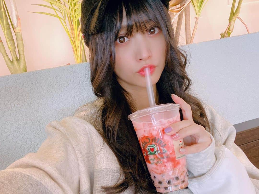 根岸愛のインスタグラム：「ストロベリーボバ🍓 Urth Caffe 🥛💕 #BOBA #tapioca #urthcaffe #drink #strawberry #pink #タピオカ #いちご」