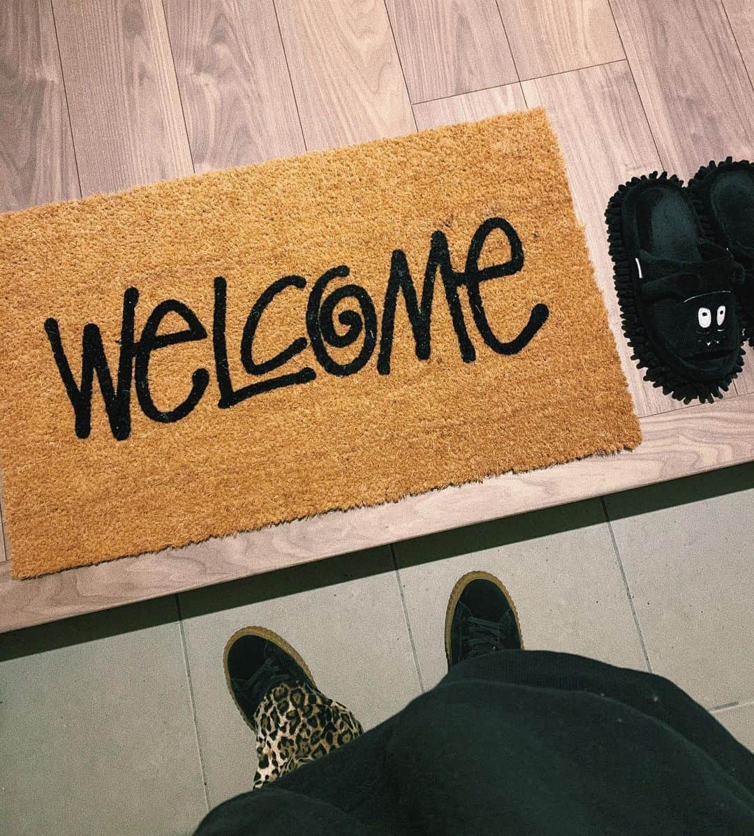 sayocoのインスタグラム：「ＷeＬcｏＭe🏠🔥🖤 ・ 戸建てにお引っ越ししました。 「吉田、家を買う」しました💸🤣 ・ ・ 新しいお家での生活に毎日ワクワク💗 玄関マットは一目惚れで購入👟 #stussy #玄関マット ・ ・ #さよ婚#新生活#新築戸建て」