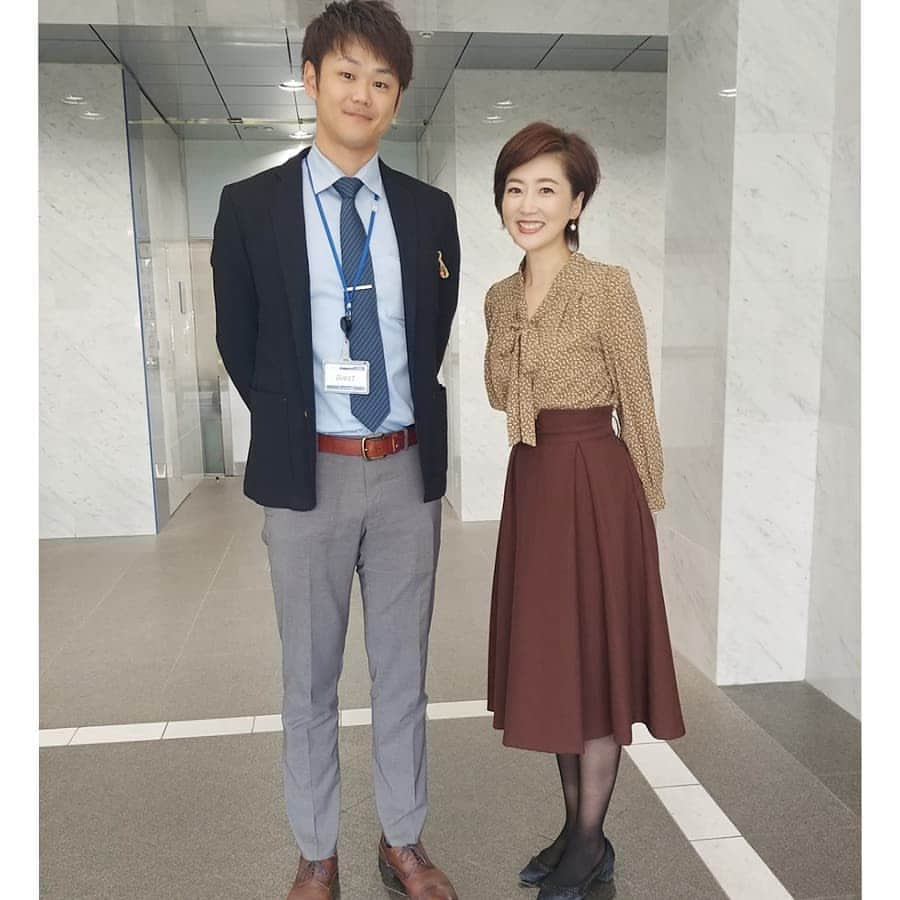 池尻和佳子さんのインスタグラム写真 - (池尻和佳子Instagram)「背の高い人、やっぱり格好いいですね🤗  今日は今日感テレビに元堺ブレイザーズの選手横田一義さんご登場です🏐身長194cm‼️‼️ 男子バレーの魅力、教えてくれますよ✨  久しぶりに人を見上げ、キュンキュンしたのでありますm(._.)m  #バレーボール #堺ブレイザーズ #元選手 #横田一義 さん #日本製鉄 #株式会社 #九州支店 #rkb#今日感テレビ」11月7日 13時51分 - wakako_ikejiri_rkb