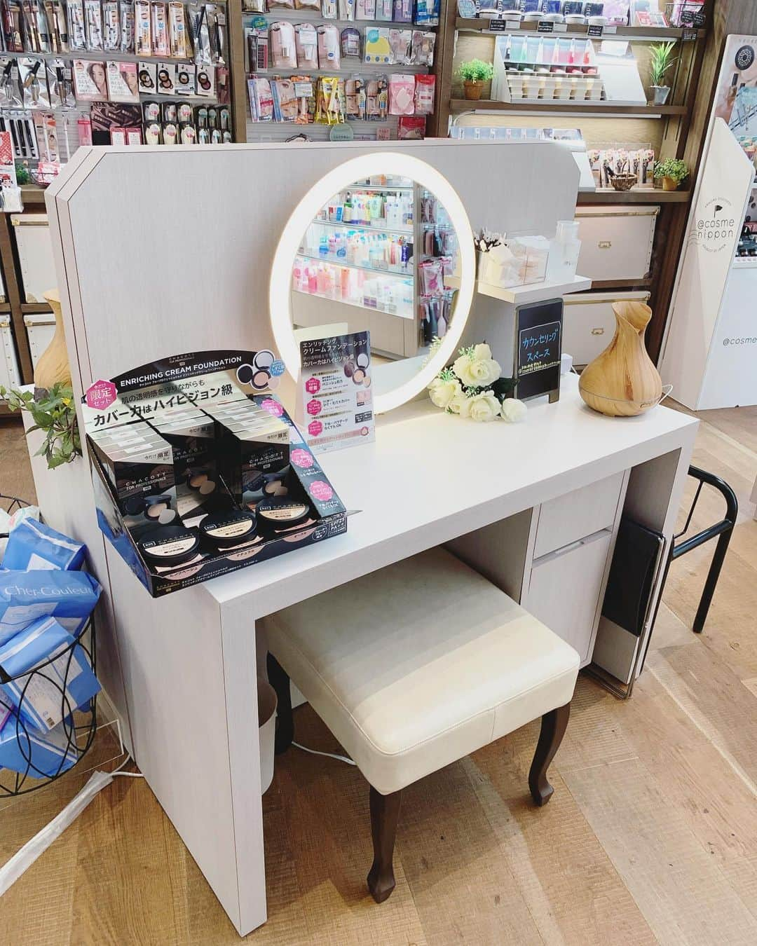 枚方T-SITEさんのインスタグラム写真 - (枚方T-SITEInstagram)「T-SITE COSME店内がプチリニューアルいたしました。  蔦屋書店美容コンシェルジュとコラボし、第一弾として香りの提案をしております。コンセプトはもっと自由に、五感で美しく！ コンシェルジュが選書した書籍とアロマが入り口でお出迎え。アロマの香りに包まれながら、コスメを選ぶ時間もお楽しみいただければと思います。  パウダースペースはどなたでもご利用いただけますので、ぜひご自由にコスメをお試しくださいね。  今後T-SITE COSMEと蔦屋書店のコラボイベントも企画中ですのでお楽しみに！ ★毎週木曜日はTポイント5倍デー。本日も5倍です！Tカード提示するだけですので、ぜひご利用ください。  #枚方tsite #蔦屋書店 #枚方蔦屋書店 #美容コンシェルジュ #香りの提案 #アロマ #五感 #tsitecosme #アットコスメ #jillstuart #パウダースペース #コンシェルジュ #bookandcosme #美容好きな人と繋がりたい #美容部員 #Tポイント #5倍」11月7日 13時57分 - hirakata_tsite