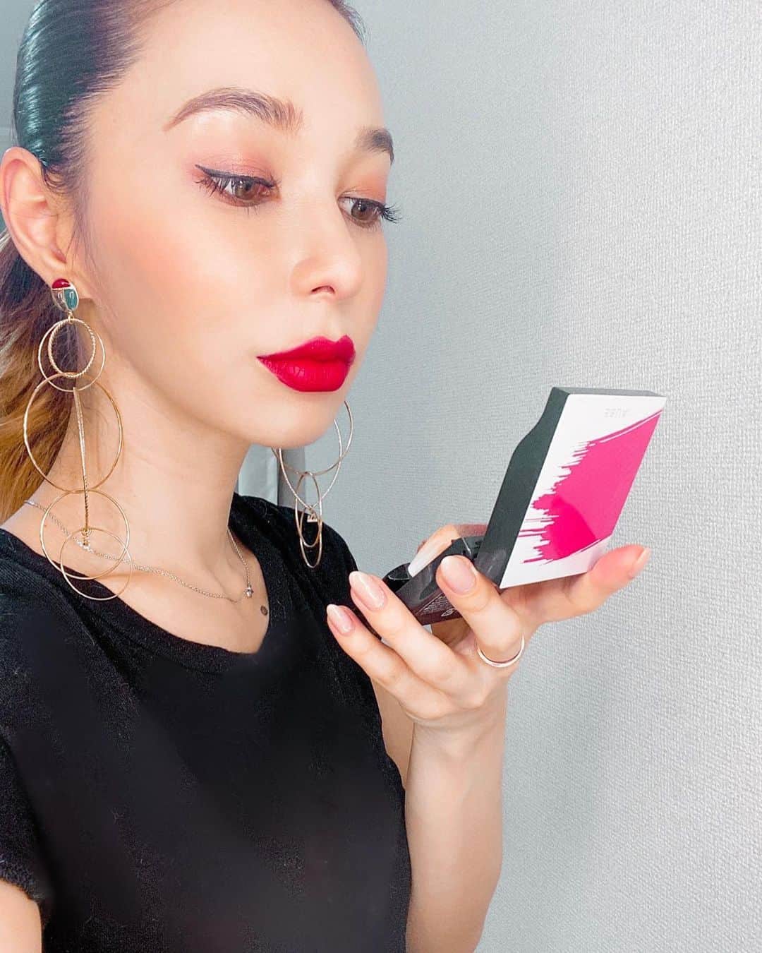 のインスタグラム：「AUBEのイベントに参加してきました！ #Review . チークってちょうど良く付けるのが難しいとずっと思ってて、つけ過ぎたり、ぼかそうとするとベースメイクを崩したりして大変な毎日です😂 AUBEのイベントに参加してから使い始めた「オーブブラシひと塗りチーク」はチーク、ハイライト、シェードをワンショットで綺麗に仕上げられます👆　 本当に簡単に付けれて、自然な仕上がりでバタバタしてる時に助かります♥️ 私のお気に入り色は02ピーチ✨ 11月12日発売だよ . . Para quem se complica na hora de passar blush, esse da Aube è mara! Com um único movimento, você consegue passar blush, iluminador e contorno 😌☝️❤︎ . . This Aube cheek is awesome! It’s cheek, highlight and shadow all-in-one💕 . . . @aube_official_jp #AUBE #PR #ワンショットチーク　#ギネス世界記録認定チーク#メイク　#メイク動画　#maquiagem #makeup #japanesecosmetics #オーブ」
