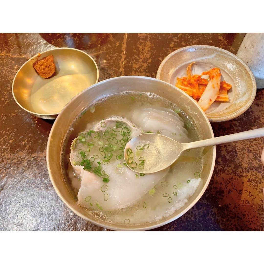 トリイクニコさんのインスタグラム写真 - (トリイクニコInstagram)「屋同食／옥동식(オットンシク) 前にフォロワーさんが教えくれてずっと行きたかったデジコムタン専門店♡ やっと行けたー！！ . . ここミシュランなんだって！ ビブグルマンていう低価格で質の良いご飯を提供しているお店部門らしい👏🏻👏🏻 . カウンター10席くらいしかなくていつもならんでるみたいだけど、私は13時に行って5分くらいで入れました🤗 . . すんごい優しい味！ お肉もめちゃくちゃ美味しくてまた行きたい‼️ 自家製コチュジャンみたいなのが激うまでした❤️ . ランチは11:00〜14:00 100食売り切れたら終わりらしい お一人さまもこのお店なら余裕。 . 普通／보통(ボトン)8000w 特(肉ダブル)／특(トゥッ)14000w . 普通でもお肉たくさん入ってました♡ . #オットンシク  #屋同食 #デジコムタン #合井 #kunikorea」11月7日 14時10分 - toriicamera