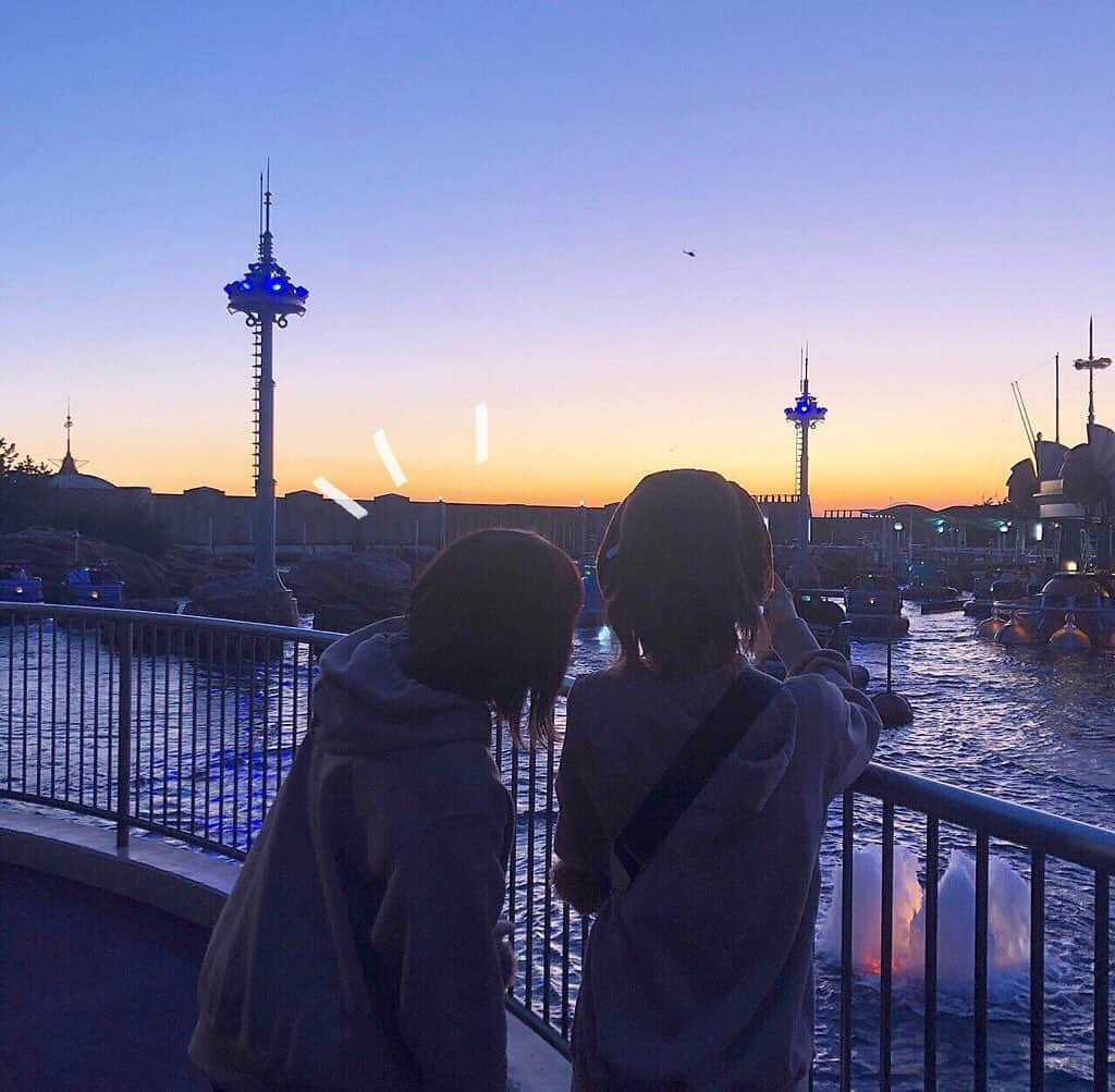 てぃーみきのインスタグラム：「昨日はディズニーに行ってきたのだ( ੭ ˙꒳​˙ )੭ どっちが私でしょう？？？ #冬の空は綺麗だね #ディズニー #TDS」