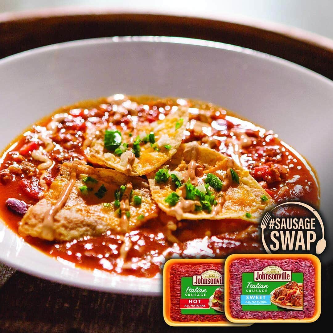 ジョンソンヴィルのインスタグラム：「We talk about flavor a lot, because we're obsessed with making sausage that does the hard work for your meals. If you haven't tried Johnsonville Italian dinner sausage already, consider cooking up one of these #chili #recipes with #Johnsonville as the base. Your taste buds will thank you. Recipes and product into at link in bio.」