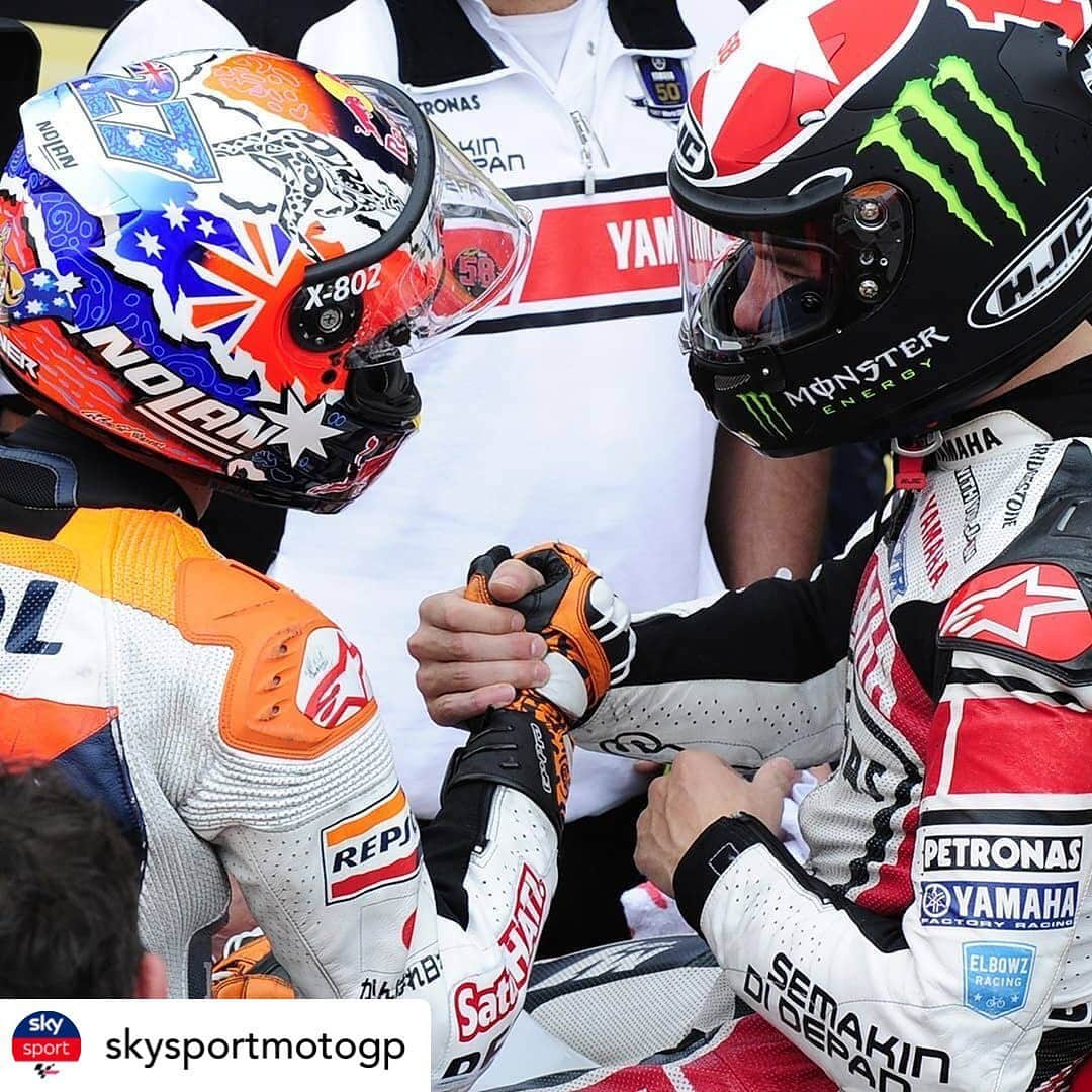 ケーシー・ストーナーさんのインスタグラム写真 - (ケーシー・ストーナーInstagram)「Not my proudest moment, stealing a win from a mate! 8 years ago... Posted @withrepost • @skysportmotogp 🗓 #6Novembre 2011 🏆 A Valencia @official_cs27 vince per 0.015 💯 nel giorno della sua 100° gara ❌ Battuto al fotofinish @bspies11 #SkyMotori #MotoGP」11月7日 14時26分 - official_cs27