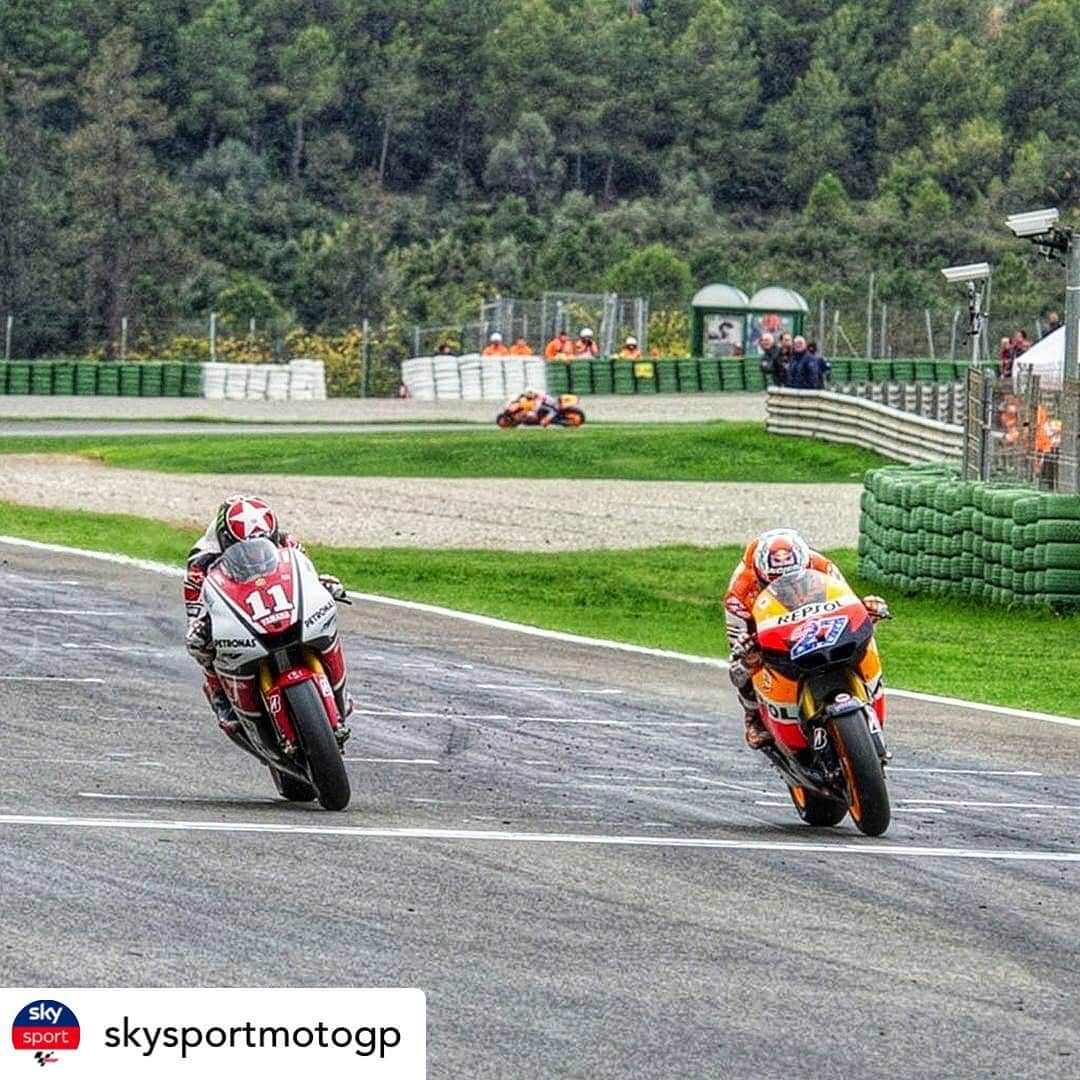 ケーシー・ストーナーさんのインスタグラム写真 - (ケーシー・ストーナーInstagram)「Not my proudest moment, stealing a win from a mate! 8 years ago... Posted @withrepost • @skysportmotogp 🗓 #6Novembre 2011 🏆 A Valencia @official_cs27 vince per 0.015 💯 nel giorno della sua 100° gara ❌ Battuto al fotofinish @bspies11 #SkyMotori #MotoGP」11月7日 14時26分 - official_cs27