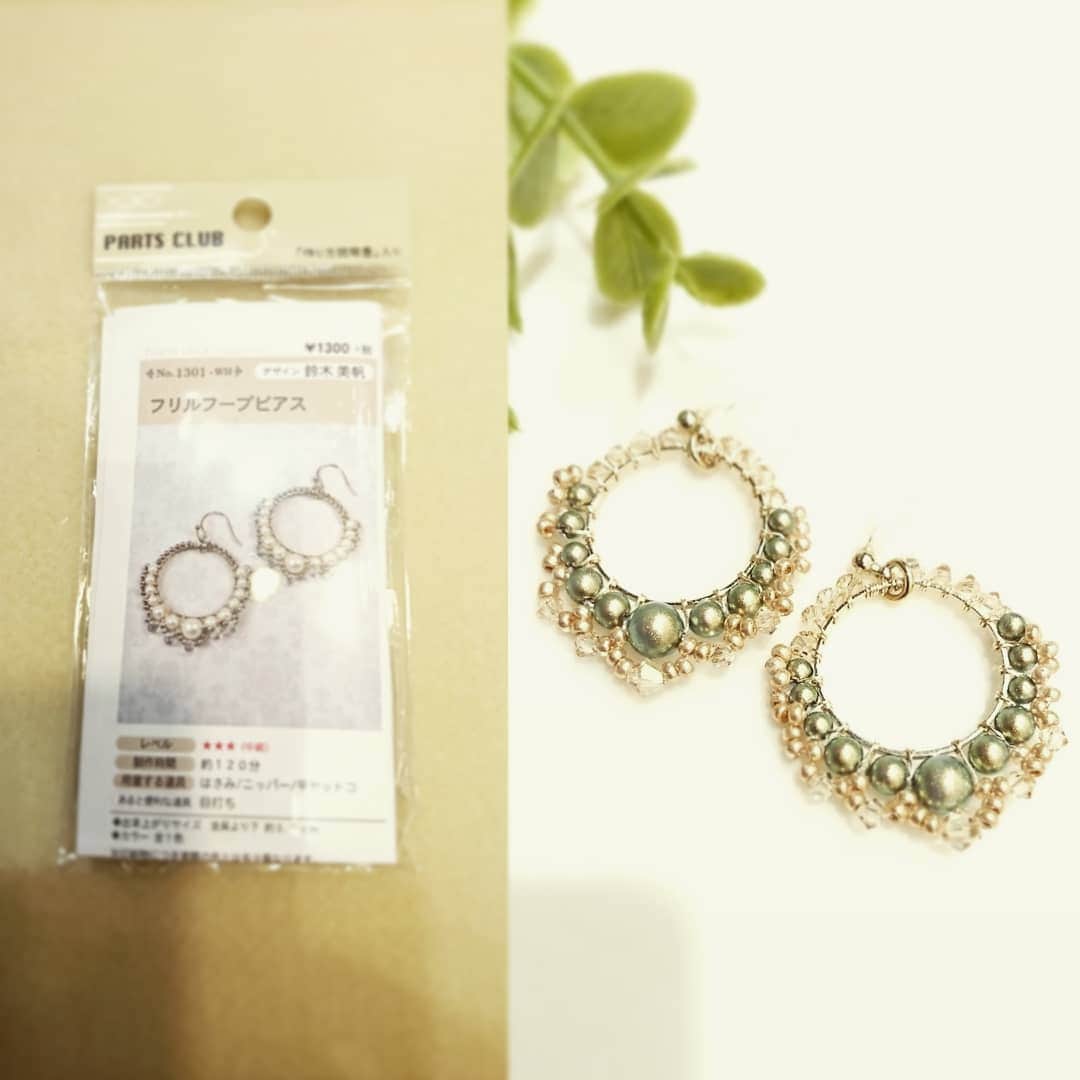 のインスタグラム：「イオンモール浜松志都呂スタッフ作品 ★１枚目★  No.1301フリルフープピアスキットの色違いアレンジ ★２枚目★  メタルパーツにレジンで色付けしたピアス ★３枚目★  No.1313ビーズステッチキット絵馬ストラップー子ー 色違いで紫ベースで作ってみました  #partsclub #パーツクラブ公式アカウント #ハンドメイドアクセサリー #イオンモール浜松志都呂 #シトロコ #干支 #レジン #ビーズステッチ」