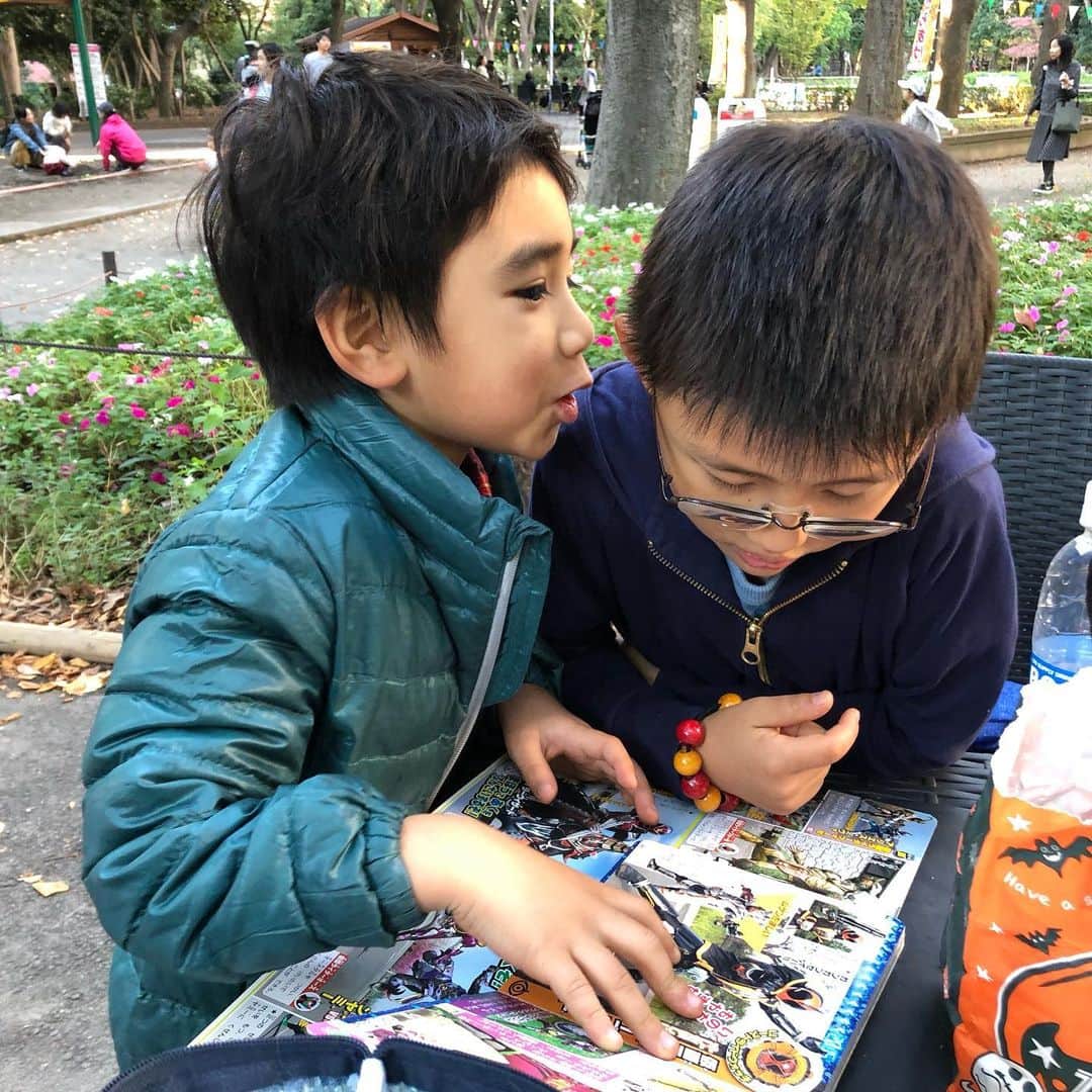 浅川稚広さんのインスタグラム写真 - (浅川稚広Instagram)「『大切なお友達』  祝日の日、久しぶりに大好きなママ友と一緒に待ち合わせして、子供達を遊ばせました💓  新宿中央公園はいろんな遊具があって、その成長度合いでそれぞれ自由に選んで遊べるのが魅力的💕 （因みに砂場の鯨🐳は私が小さかった頃からずっと其処にいる。） 男子2人は、仮面ライダーにハマっていて、オモチャ と図鑑を広げて何やらヒソヒソと内緒話。小さい頃はちょっと目を離すとすぐに喧嘩して、親が間に入ってお話し合い…という事があったけれど、今はこんなに仲良しに💓ライダーごっこして駆け回ったり。 …と言っている間に、あら、喧嘩勃発😡💢😤 でも、クールダウンして片方が折れて、お互いに謝って、仲直り👬♬ 親子で良い関係を築けている事がとっても有難い。  これからも親子共々、仲良くしてね〜♬」11月7日 14時38分 - chiffy1110