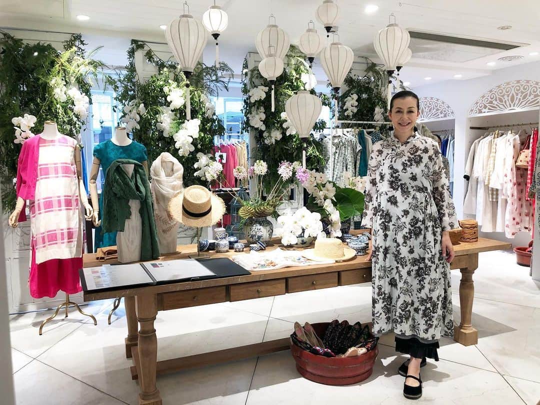 のインスタグラム：「本日より青山店にて、2020春夏のプレス展が始まりました。来春夏のテーマは、「インドシナ」。 映画「青いパパイヤの香り」や、マルグリッド・デュラス原作の映画「愛人」など、ノスタルジックなサイゴンをイメージソースにしたコレクションです。 #ハウスオブロータス青山店  #ハウスオブロータス #houseoflotus」