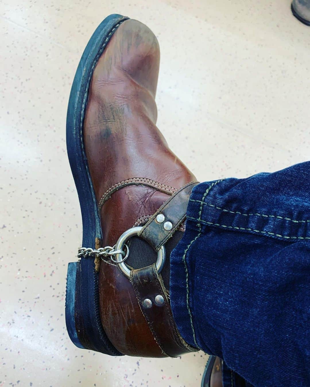 長田成哉のインスタグラム：「こいつも地味にもう5年くらい履いてる。 #boots  #leather」