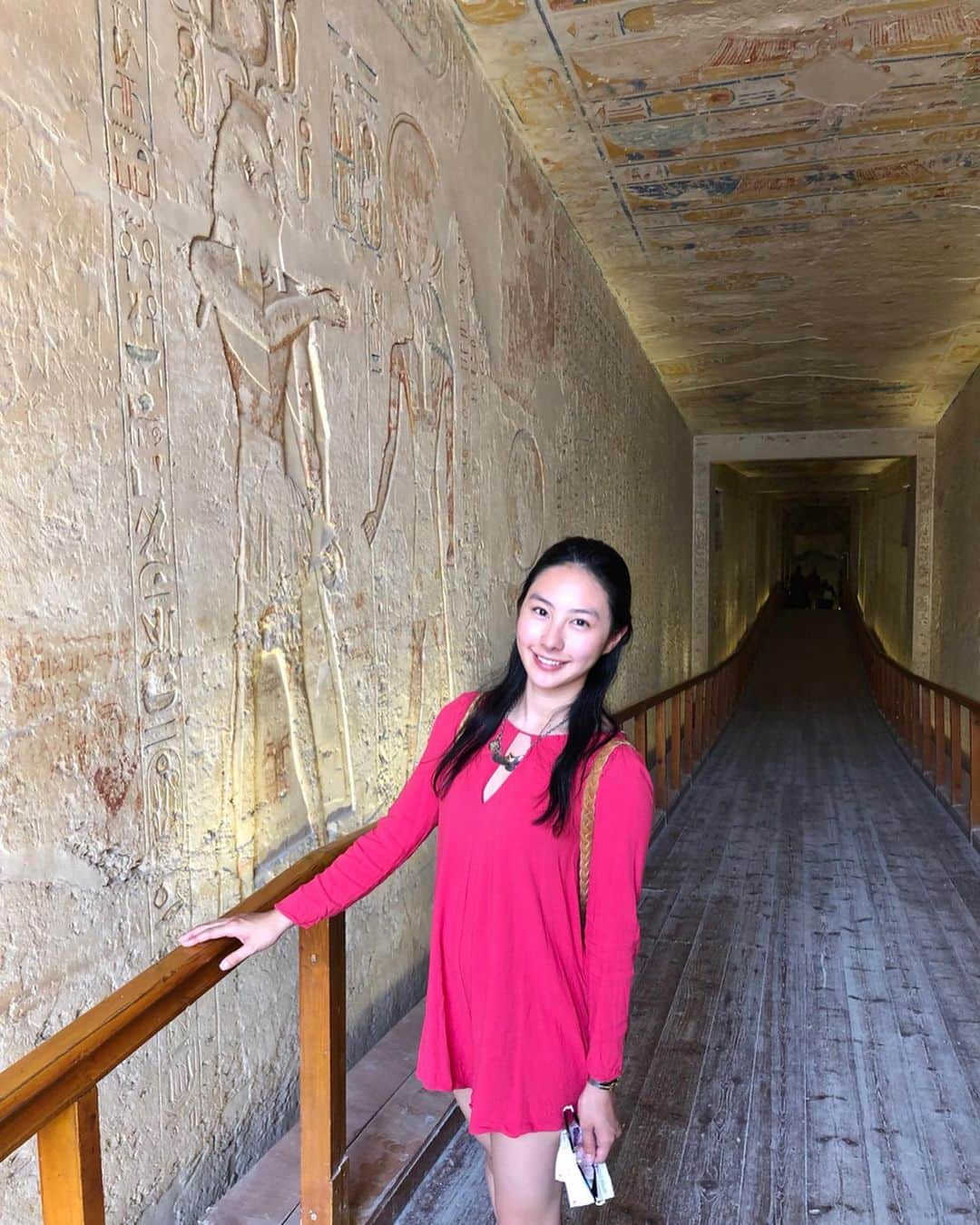 里彩さんのインスタグラム写真 - (里彩Instagram)「お墓が64個も発見されている王家の谷 中に入ると、古代エジプトの神話に基づいた壁画で埋め尽くされていました。 圧巻の一言 パワーを感じました😳🔥 #egypt #luxor #valleyofthekings  #エジプト #ルクソール #王家の谷」11月7日 14時51分 - risa_gram611