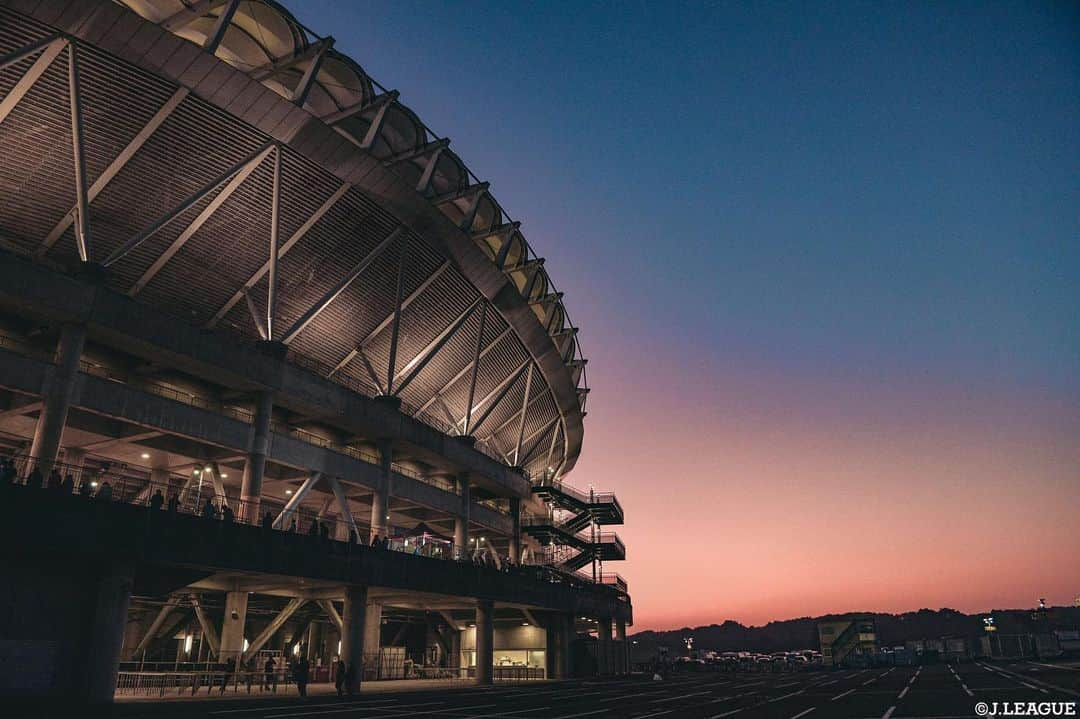 Ｊリーグさんのインスタグラム写真 - (ＪリーグInstagram)「.﻿ 夕日に照らされるスタジアム🌆﻿ ﻿ #明治安田生命Ｊ１リーグ 第30節﻿ ベストショットをお届け✨﻿ ﻿ ﻿ #Ｊリーグ﻿ #jleague﻿ ﻿ #鹿島アントラーズ #antlers﻿ #kashimaantlers﻿ #県立カシマサッカースタジアム﻿ #カシマスタジアム﻿ #スタジアム #stadium #🏟﻿ #空 #夕日 #夕陽 #夕空﻿ #夕焼け #夕焼け空﻿ #そら部 #そらふぉと﻿ #景色 #風景﻿ #bestshot #ベストショット﻿ #niceshot #ナイスショット﻿ #soccer #サッカー #football﻿ #⚽️ #🦌」11月7日 20時23分 - jleaguejp