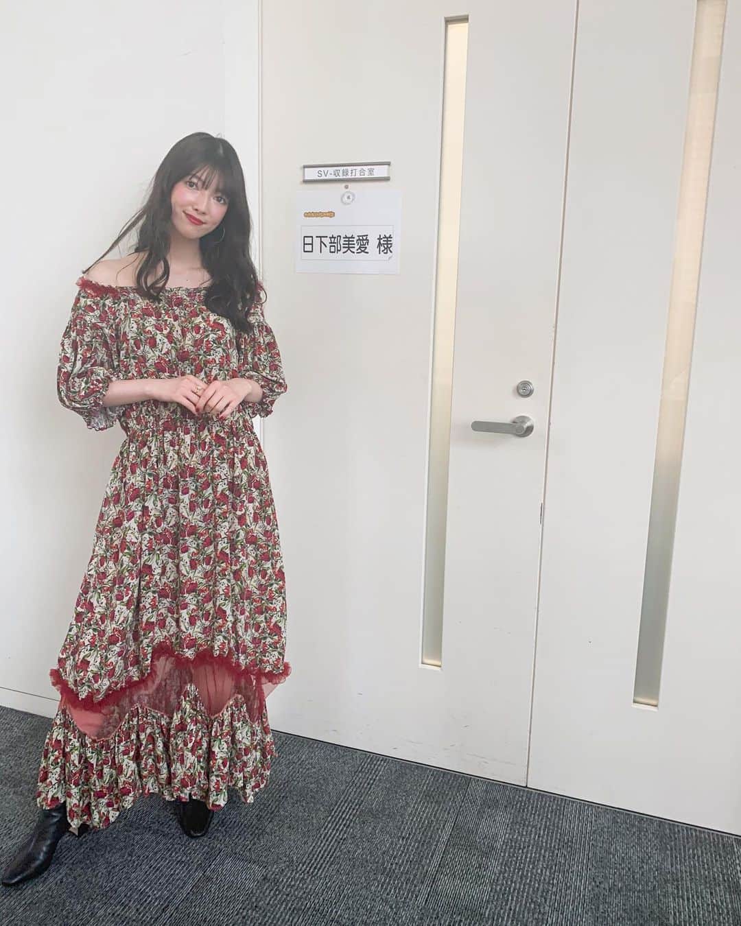 日下部美愛のインスタグラム：「今夜くらべてみましたの時の衣装🥀 赤好きだし普段着ない感じのワンピースでテンション上がりました！リングも可愛いんだよ〜 . one-piece #HOUGA pierce #abiste ring #dressupeveryday .  #今くら #photo #japan #model #me #portrait #portraitphotography #fashion #ootd #makeup #followme #instagood #camera #한국 #맞팔 #사진 #데일리 #데일리룩 #粉我 #偶像」