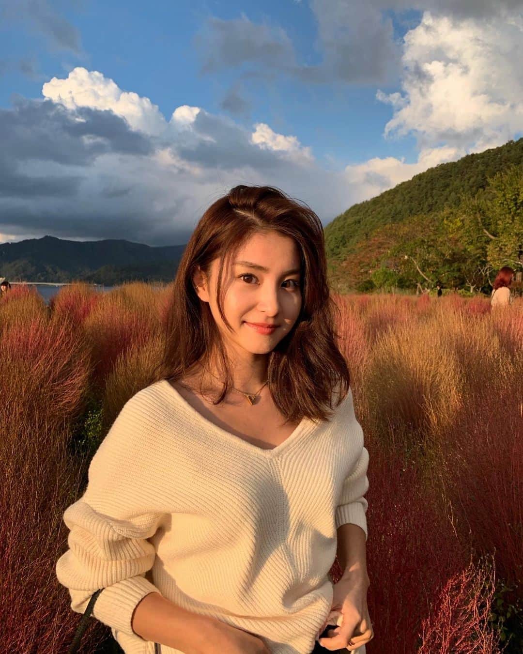 のインスタグラム：「、 HELLO November 🍁 遅れ馳せながら、 日本の四季に 挨拶でもしておきましょう。 ． #kireimo の脱毛も順調に通えてる♪」