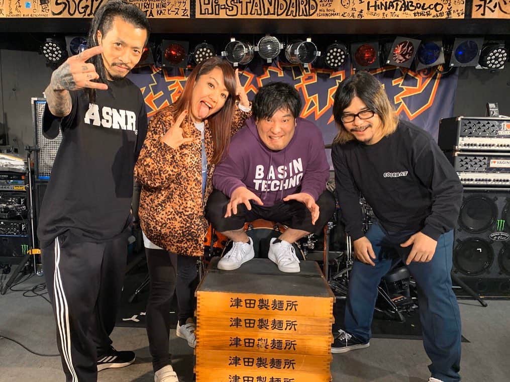マキシマム ザ ホルモンのインスタグラム：「御迷惑おかけしております💦﻿ この状況でも体育くんは熱いLIVEをカマしてくれていて、来場してくれた腹ペコも体育くんファン（お財布）の皆さんも笑顔で帰られるので本当に感謝！腹ペコ達との交流も嬉しい時間。またLIVEで戻って来たい！﻿ 宮古移動前に体育くんとランチ。﻿ ちょw BUSU vs BUSU！﻿ ﻿ byナヲ﻿ ﻿ #マキシマムザホルモン﻿ #岡崎体育 #BUSUvsBUSU」