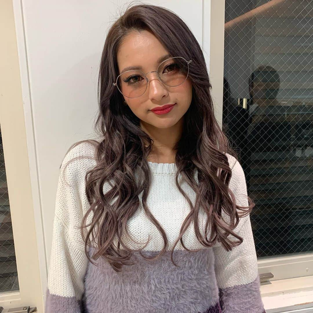 ゆきぽよさんのインスタグラム写真 - (ゆきぽよInstagram)「. . New hair💇🏼‍♀️💗. . . 昨日も急遽RISEL駆け込んで. 髪の毛きれいきれいしてもらった🥰. . . もう今年で4年目！安定のプラチナカラー！. エクステも60本付けてもらってるよん🥰. . . きっしーからもお誕生日プレゼントを. もらっちゃいました😩💗. . . いつも可愛くしてくれて感謝なのに. ずーっと欲しかったレプロナイザーを. 誕生日プレゼントで頂いちゃった🥺❣️. . . 店長になってもマジでいいやつ😭. 最高大好きこれからもよろしくね🥺. . . ニットは大好きな @egoist_official ☺️❤️. . . #newhair #newhaircolor #newcolor #ヘアカラー #ニューヘアー #ニューヘアーカラー #risel #リゼル #きっしー #渋谷美容院」11月7日 15時01分 - poyo_ngy