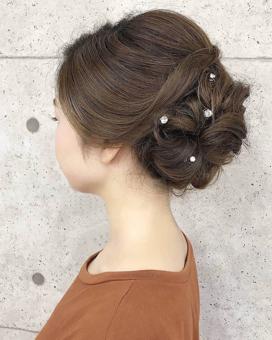 京都ヘアセット&着付け専門サロン夢館(ゆめやかた) さんのインスタグラム写真 - (京都ヘアセット&着付け専門サロン夢館(ゆめやかた) Instagram)「. . 奥行きを持たせた 大人っぽいアップスタイル♪ 高さ控えめで 上品なドレスや着物に ピッタリです！ . 京都 五条駅近く 🍃ゆめやかた🍃 . ☎️075-354-8515 . ネット予約はトップのURLから 24時間受付中です🙌 . #ヘアセット #ヘアアレンジ #ヘアメイク #アップヘア #アップスタイル #セットサロン #髪型 #ヘアカタログ #京都 #kyoto #夢館 #yumeyakata #hairset #hairarrange  #髪飾り #hairaccessories #結婚式ヘア #二次会ヘア #着物ヘア  #뷰스타그램 #교토 #髮型設計」11月7日 15時11分 - yumeyakatabeauty