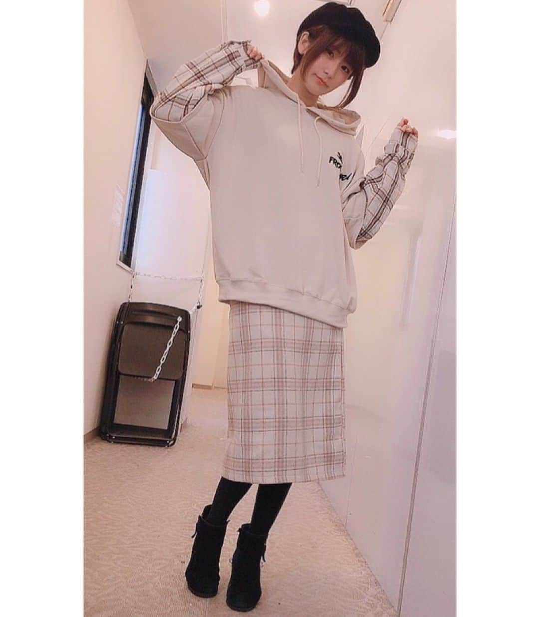 来栖うさこさんのインスタグラム写真 - (来栖うさこInstagram)「🐻 . 秋服_(:3」z)_💗 . 日中暖かいからこれくらいが良いね🤫 . パーカーは　@krex_official  パーカーとシャツは繋がってる！ 可愛い！すごい！！！！！！ . タイトスカートは @andrere___  素材がもこもこでぴったり🍁 . . . . #来栖うさこ  #齧り付きたいお尻 #愛媛県産グラドル #グラドル #グラビア #ショートカット女子 #お尻 #model #cosplayer #水着 #sexy #fashion  #ニット #andrere #アンドリリ #ケーレックス」11月7日 15時15分 - kurusu_usako