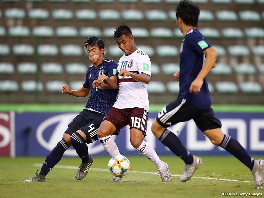 日本サッカー協会さんのインスタグラム写真 - (日本サッカー協会Instagram)「📸Match photos｜#U17日本代表 は11月6日(水)、FIFA U-17ワールドカップブラジル2019のラウンド16でU-17メキシコ代表と対戦しました。前半を0-0で折り返した試合は後半、メキシコにコーナーキックとミドルシュートから2つのゴールを奪われ、そのまま逃げ切りを許す結果に。日本は0-2で敗れ、16強で大会を去ることとなりました。 ・ 🏆FIFA U-17ワールドカップブラジル2019 ラウンド16 🇯🇵U-17日本代表 0-2 U-17メキシコ🇲🇽 📅11/7(木) 4:30KO 📍Estadio Bezerrao ・ GK 1 #鈴木彩艶 （#浦和レッズユース ） DF 2 #鈴木海音（#ジュビロ磐田U18 ） 4 #中野伸哉（#サガン鳥栖U18 ） 5 #畑大雅 （#市立船橋高 ） →78' 19 #田村蒼生 （#柏レイソルU18 ） 15 #村上陽介 （#大宮アルディージャU18 ） MF 6 #藤田譲瑠チマ （#東京ヴェルディユース ） 7 #三戸舜介 （#JFAアカデミー福島U18 ） 8 #成岡輝瑠 （#清水エスパルスユース ） →79' FW 11 #唐山翔自 （#ガンバ大阪ユース ） 16 #山内翔 （#ヴィッセル神戸U18 ） FW 9 #若月大和（#桐生第一高 ） 10 #西川潤（#桐光学園高 ） ・ 監督　森山佳郎 ・ 🏆FIFA U-17ワールドカップブラジル2019 グループＤ 📅10/28(月) 8:00KO 3-0 U-17オランダ🇳🇱 📅10/31(木) 8:00KO 0-0 U-17アメリカ🇺🇸 📅11/3(日) 8:00KO 1-0 U-17セネガル🇸🇳 ラウンド16 📅11/7（木）4:30KO 0-2 U-17メキシコ🇲🇽 ※すべて日本時間 ・ 📺J SPORTS／BSフジ 👉大会情報はJFA.jpへ #U17WC」11月7日 15時33分 - japanfootballassociation