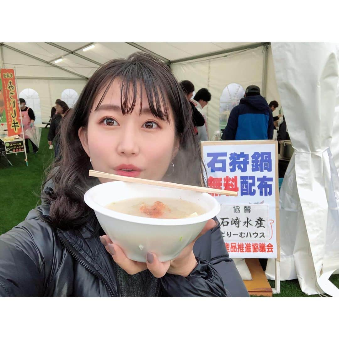 のインスタグラム：「道営記念デーの門別競馬場🏇 ⁑ さっきまで本降りだった雨も上がったので行動開始🐴 門別競馬場を楽しんでおります🙌 とねっこ広場のテントで、美味しい石狩鍋が無料配布されていますよ〜😋 野菜と鮭の旨味が出ていて美味しい〜✨ さっきいずみ食堂でお蕎麦食べたばっかりやけど、美味しい〜！😋笑 ⁑ #道営記念 #門別競馬場 #とねっこ広場 #石狩鍋 #道営#門別北海道 #ホッカイドウ競馬 #地方競馬#競馬 #まりなる#津田麻莉奈」