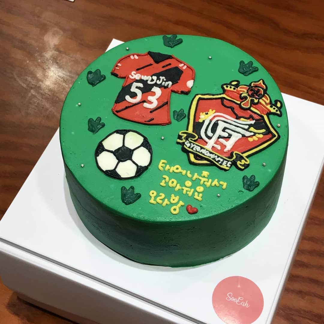 ペ・スンジンのインスタグラム：「33번째 생일🎂행복한시간👏소중한분들😍 내년은 우리행운이와함께👨‍👩‍👧 . . #경남fc #생일 #20191103 #가족」